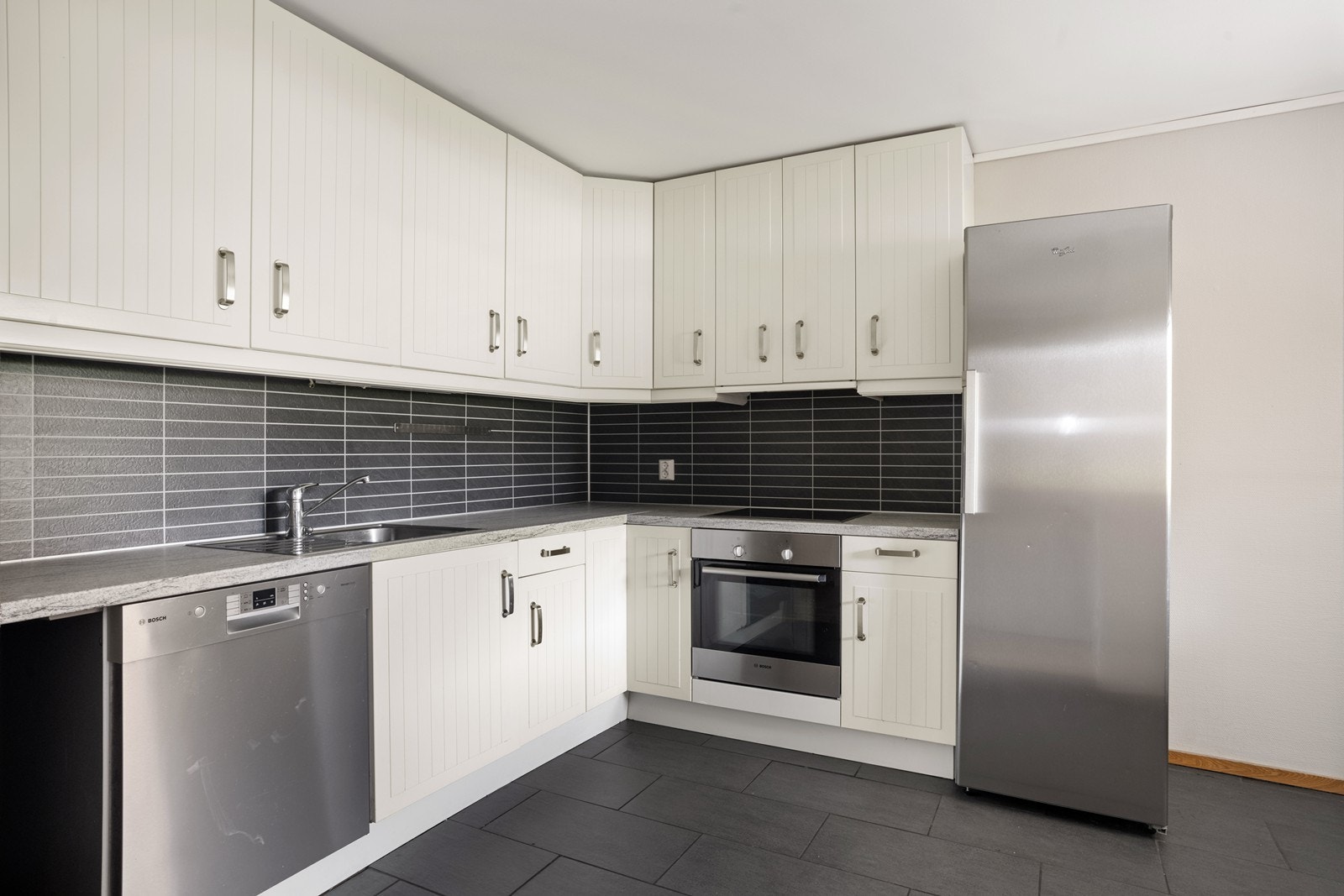 Kjøkkenet har profilerte fronter og laminat benkeplate. Integrert komfyr og platetopp og underbygget oppvaskmaskin. Galleribilde