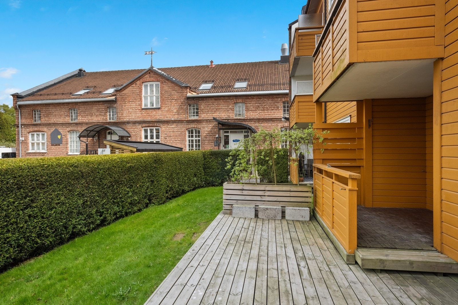 Fin, usjenert uteplass Galleribilde