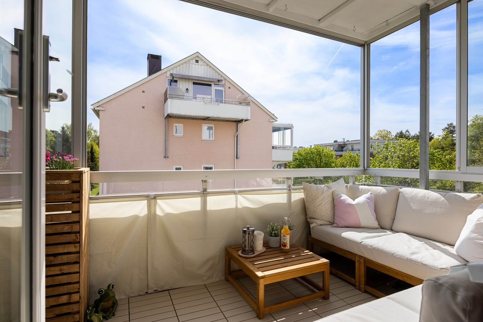 Fra stuen har du direkte utgang til en herlig sydvendt innglasset balkong på ca. 9 m². Galleribilde