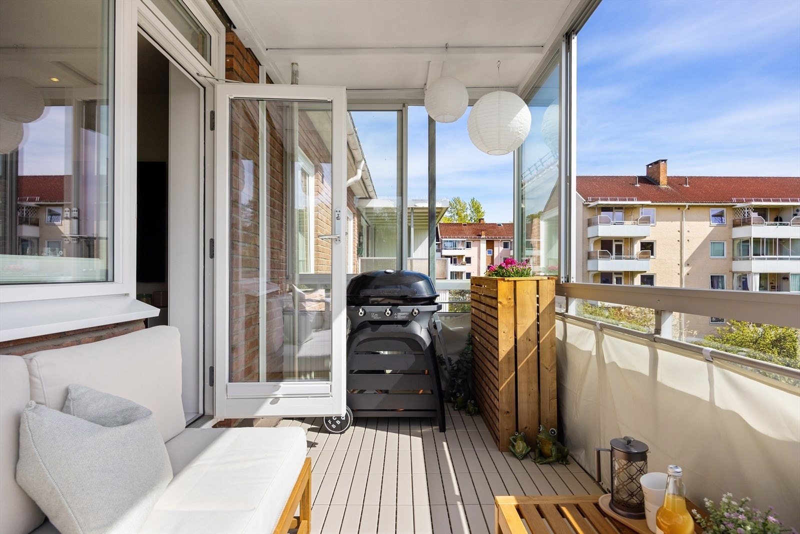 Balkongen blir som en forlengelse av stuen og perfekt til samvær og fine stunder med familie og venner eller en rolig morgenkaffe. Galleribilde