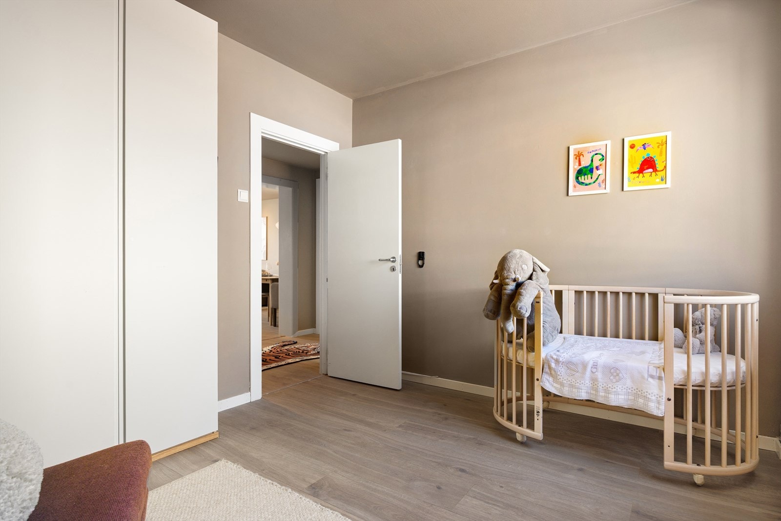 Det er et allsidig rom som passer perfekt som barnerom, gjesterom eller hjemmekontor, tilpasset dine behov. Galleribilde