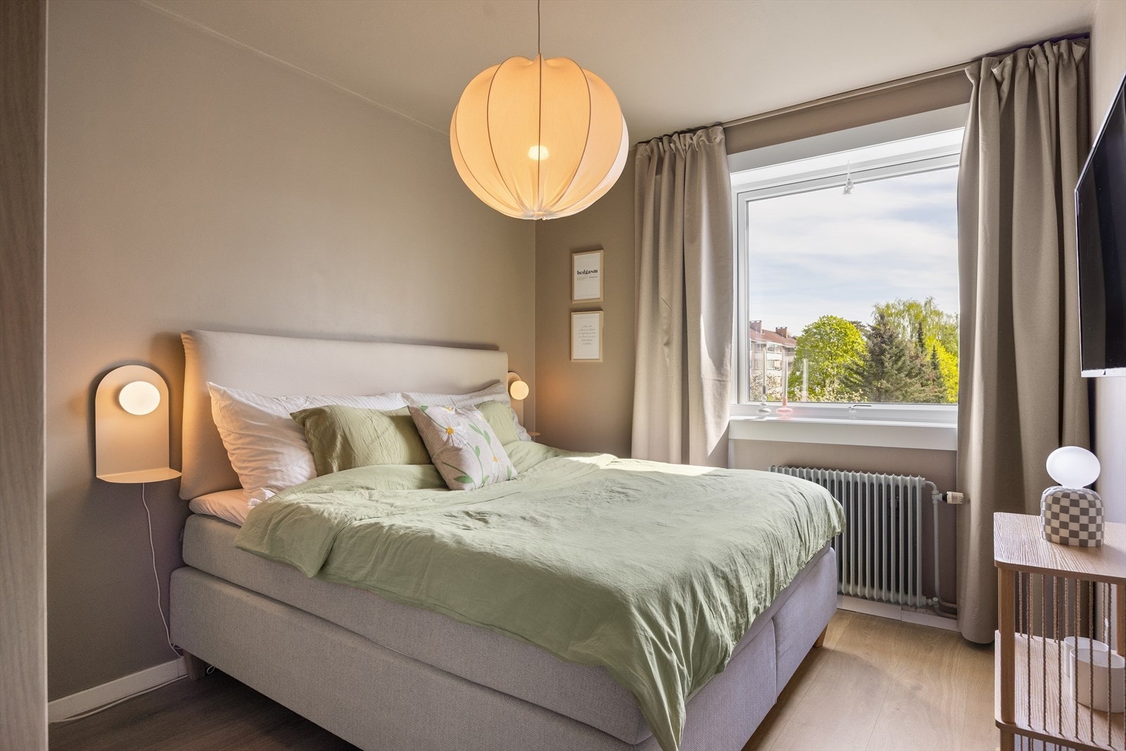 Hovedsoverommet er romslig, med plass til dobbeltseng, nattbord og tilhørende møbler. De moderne fargevalgene på veggene, sammen med store vindusflater, skaper en lys og behagelig atmosfære. Galleribilde