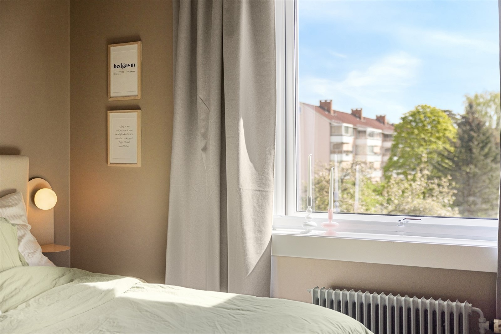 Flott utsyn utover grøntareal/bakgården fra soverommet. Galleribilde