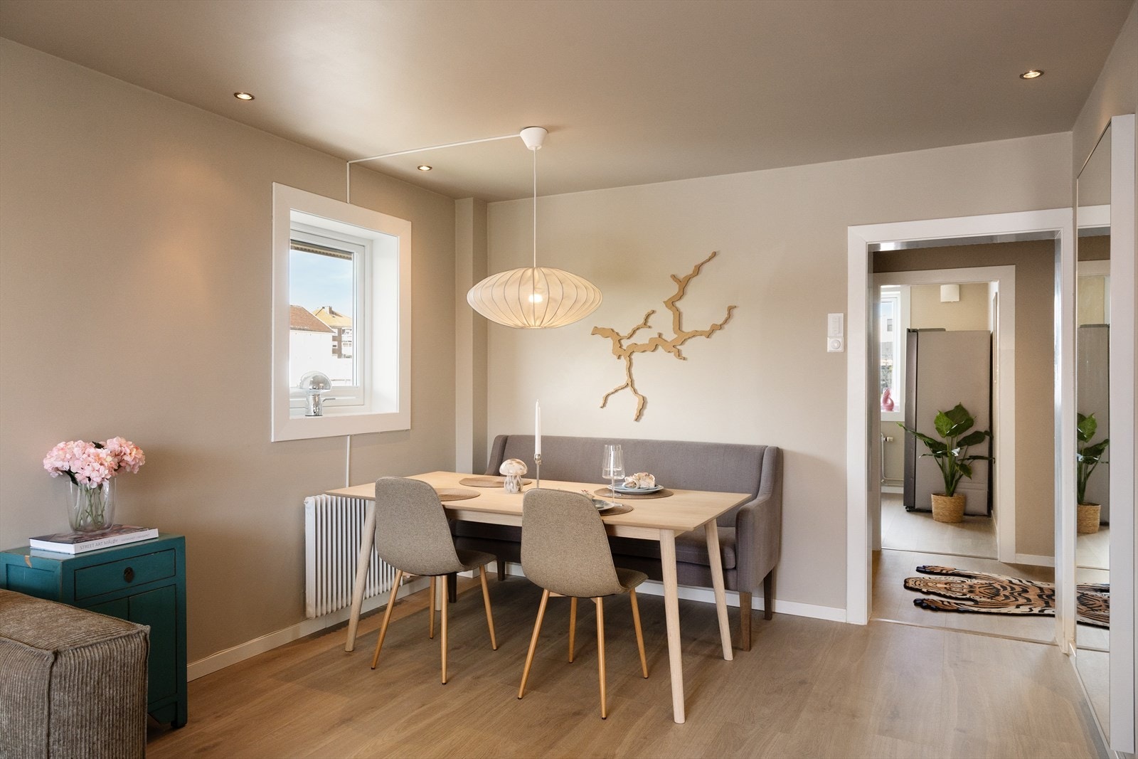 Interiøret i hele boligen preges av lyse, moderne flater. Galleribilde