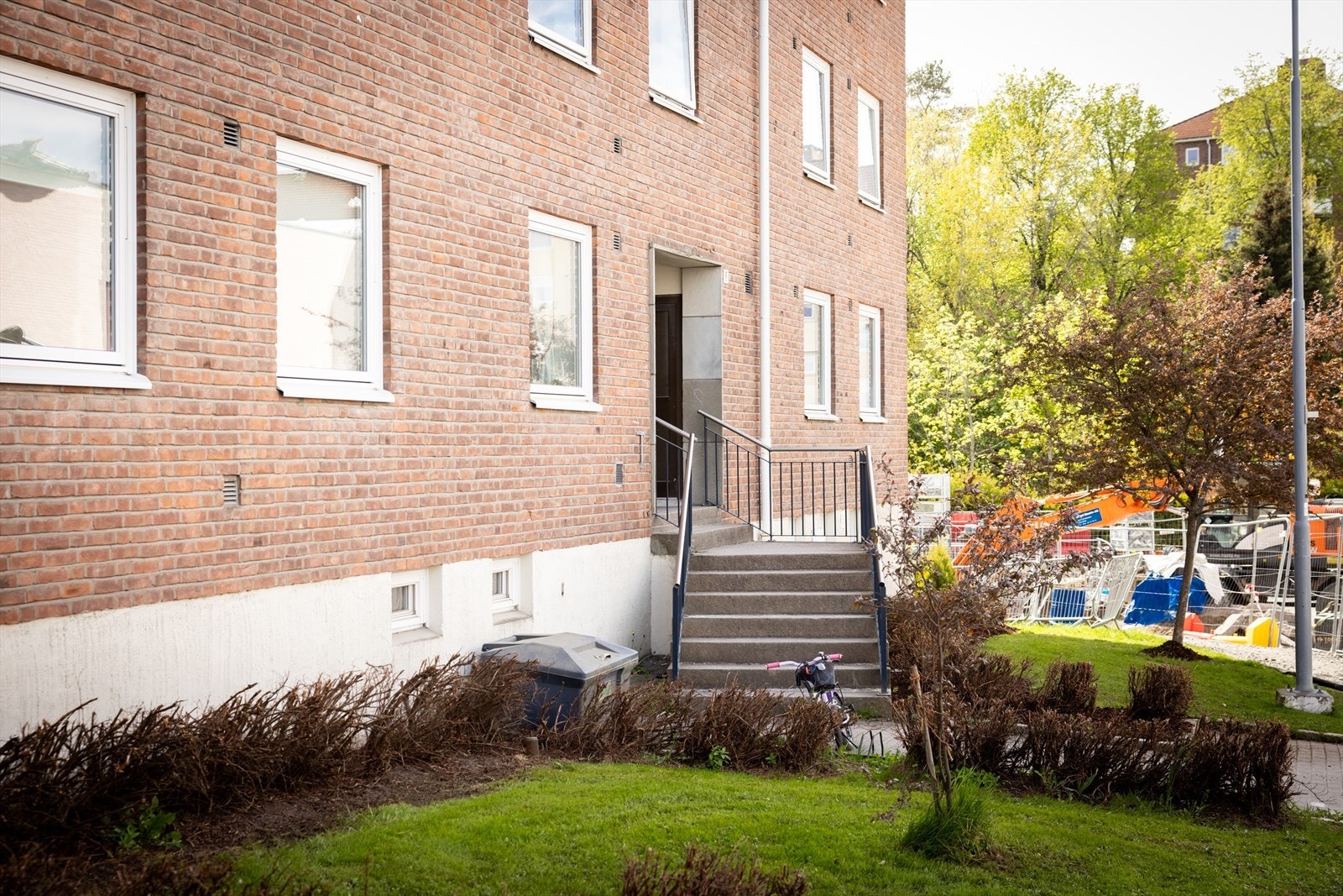 Velkommen til Skiferveien 6.
Boligen har en attraktiv og sentral beliggenhet på Lambertseter med umiddelbar nærhet til gode servicetilbud og offentlig kommunikasjon. Galleribilde
