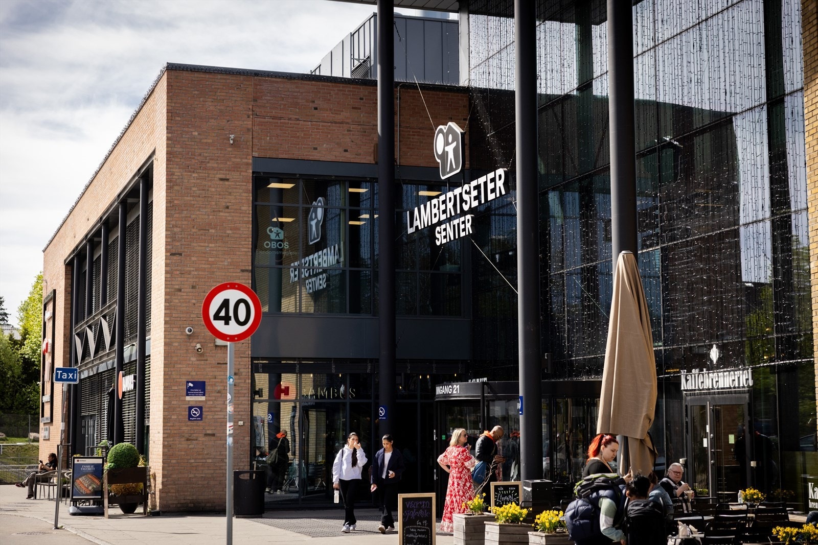 Kun 3-4 minutter unna finner du Lambertseter Senter som kan by på 83 butikker og tjenester. Her finner du Meny matvarehandel, Vinmonpolet, W.B. Samson bakeri, telebutikker, klesbutikker og mye mer. Galleribilde