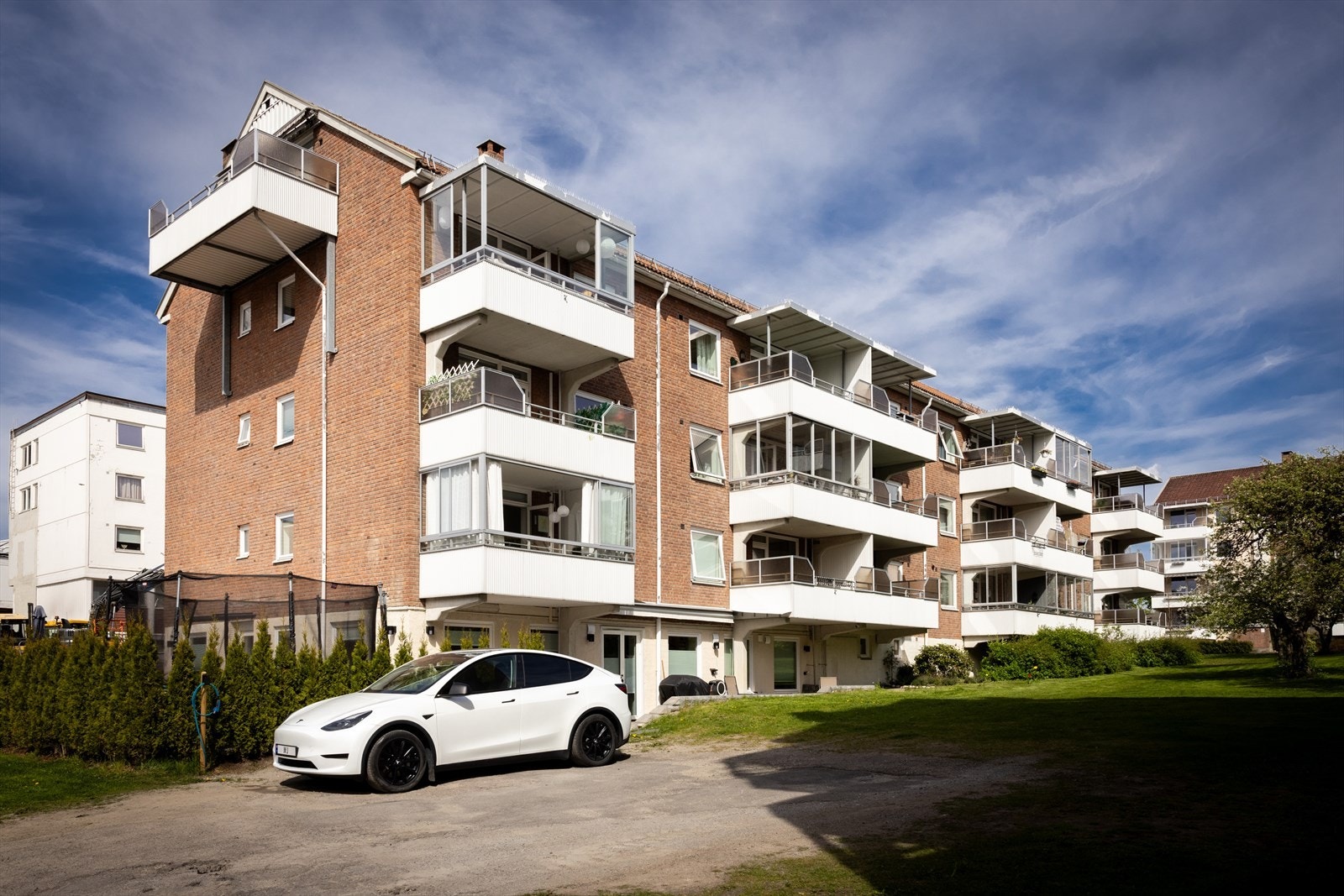 Gamlehagen Borettslag består av 356 andelsleiligheter samt én tjenesteleilighet.
Nabolaget er rolig og familievennlig, med mange barnefamilier, unge par og eldre som har bodd her lenge. Galleribilde