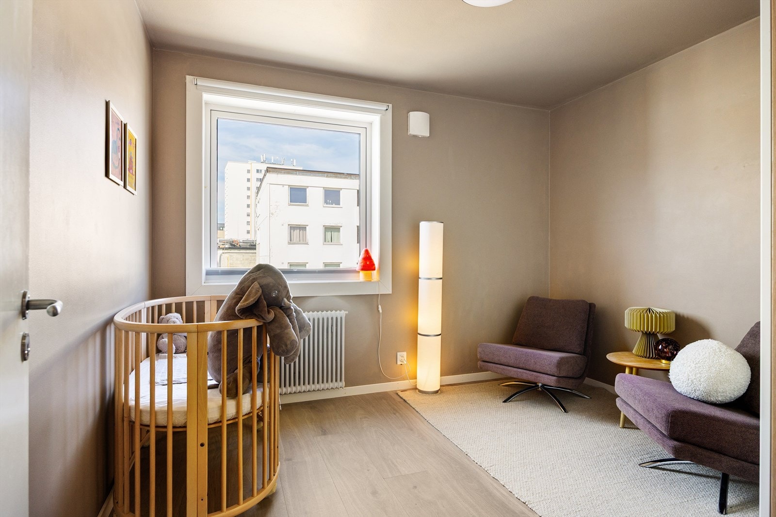 Soverom 2 er romslig og har plass til både seng og øvrige møbler. Galleribilde