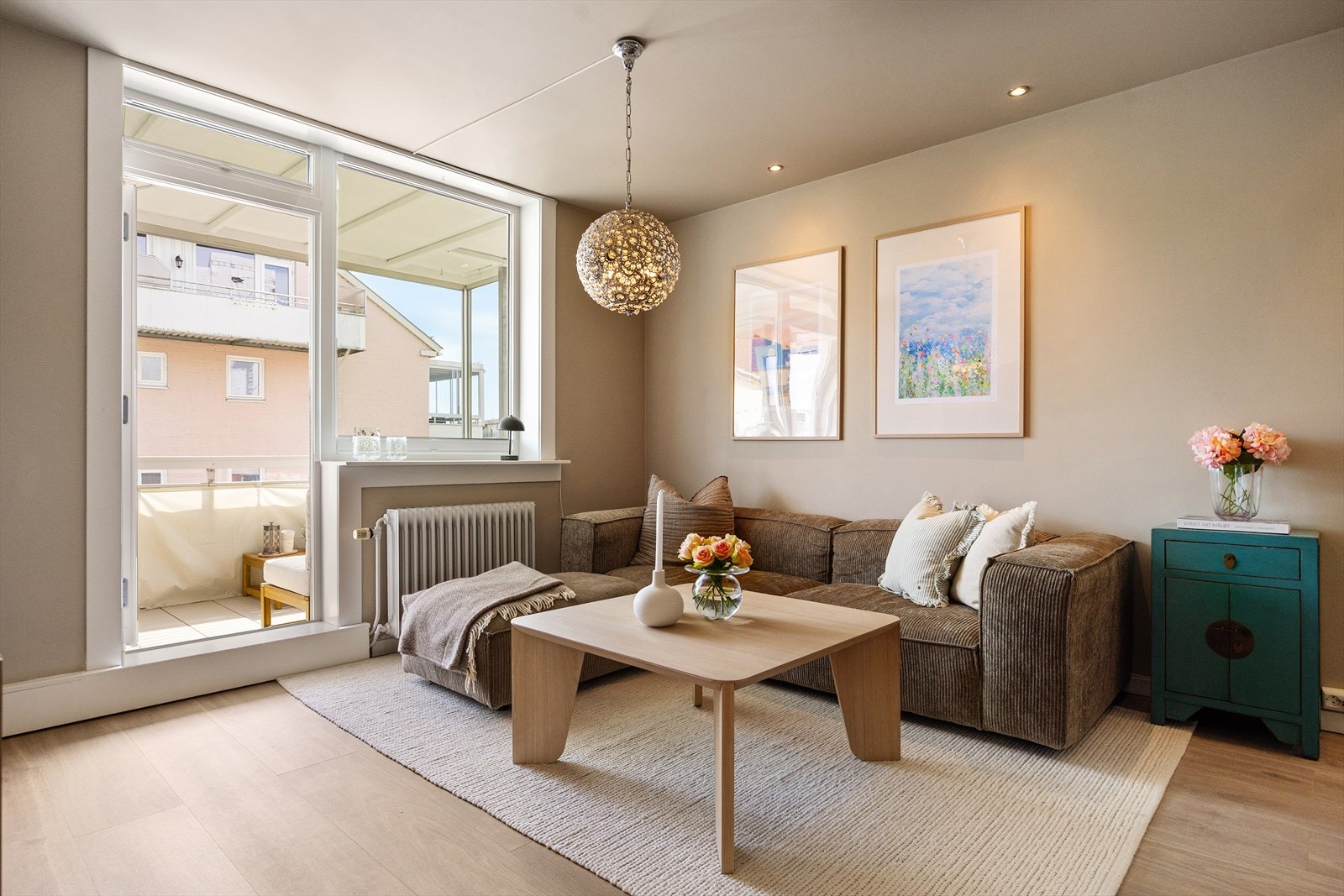 Gulvet er belagt med Berryalloc grand avenue leninsky prospekt aluloc prime laminatgulv , og har en fin takhøyde på ca. 2,44m i stuen. Galleribilde