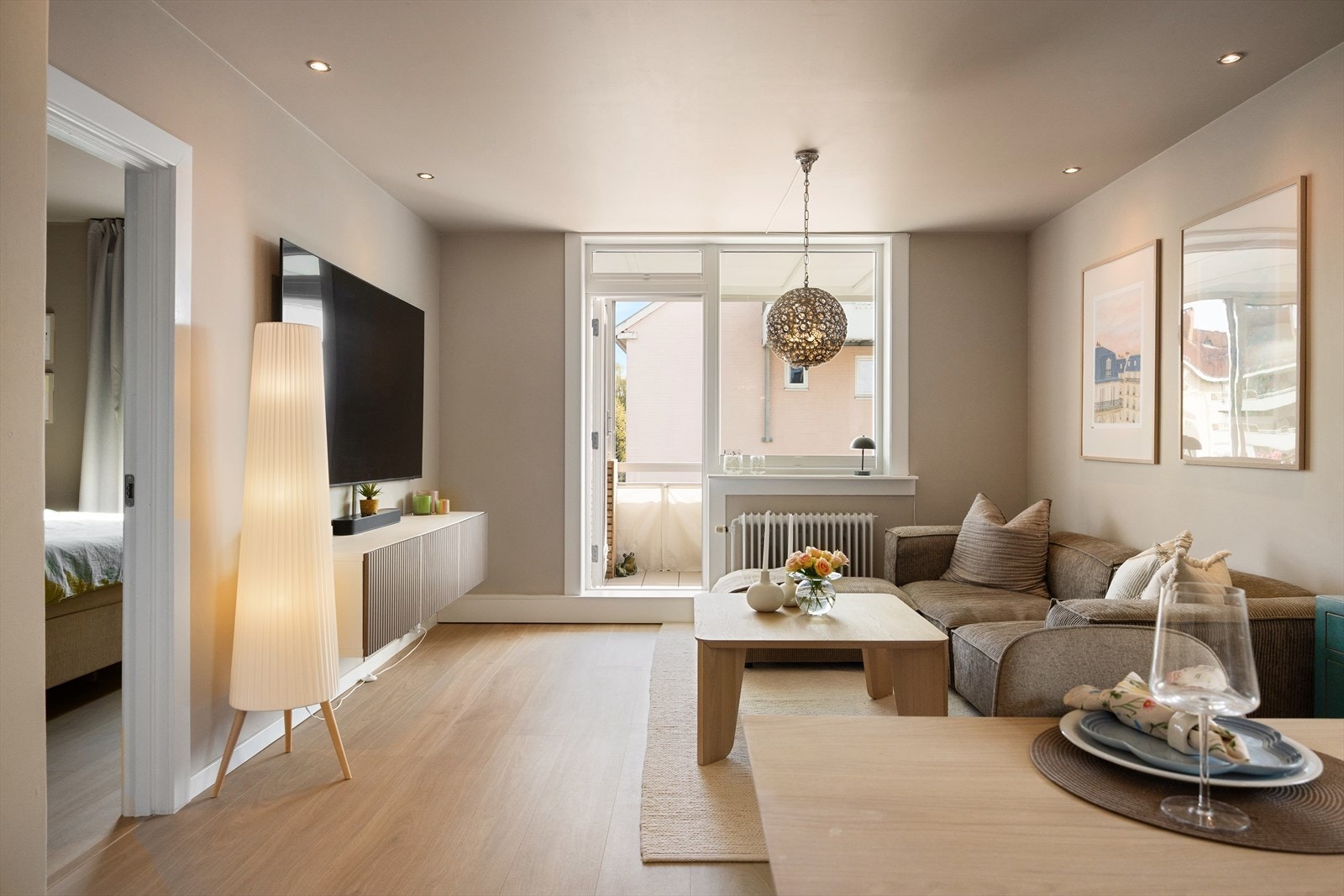 Planløsningen åpner opp for flere møbleringsmuligheter og med plass til sofagruppe, TV-møbler og spisebord med tilhørende stoler. Galleribilde