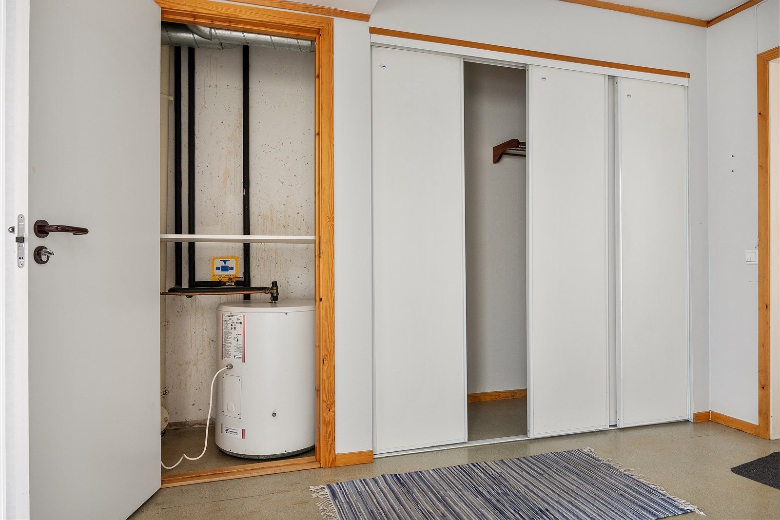 Gang med garderobe og bod Galleribilde