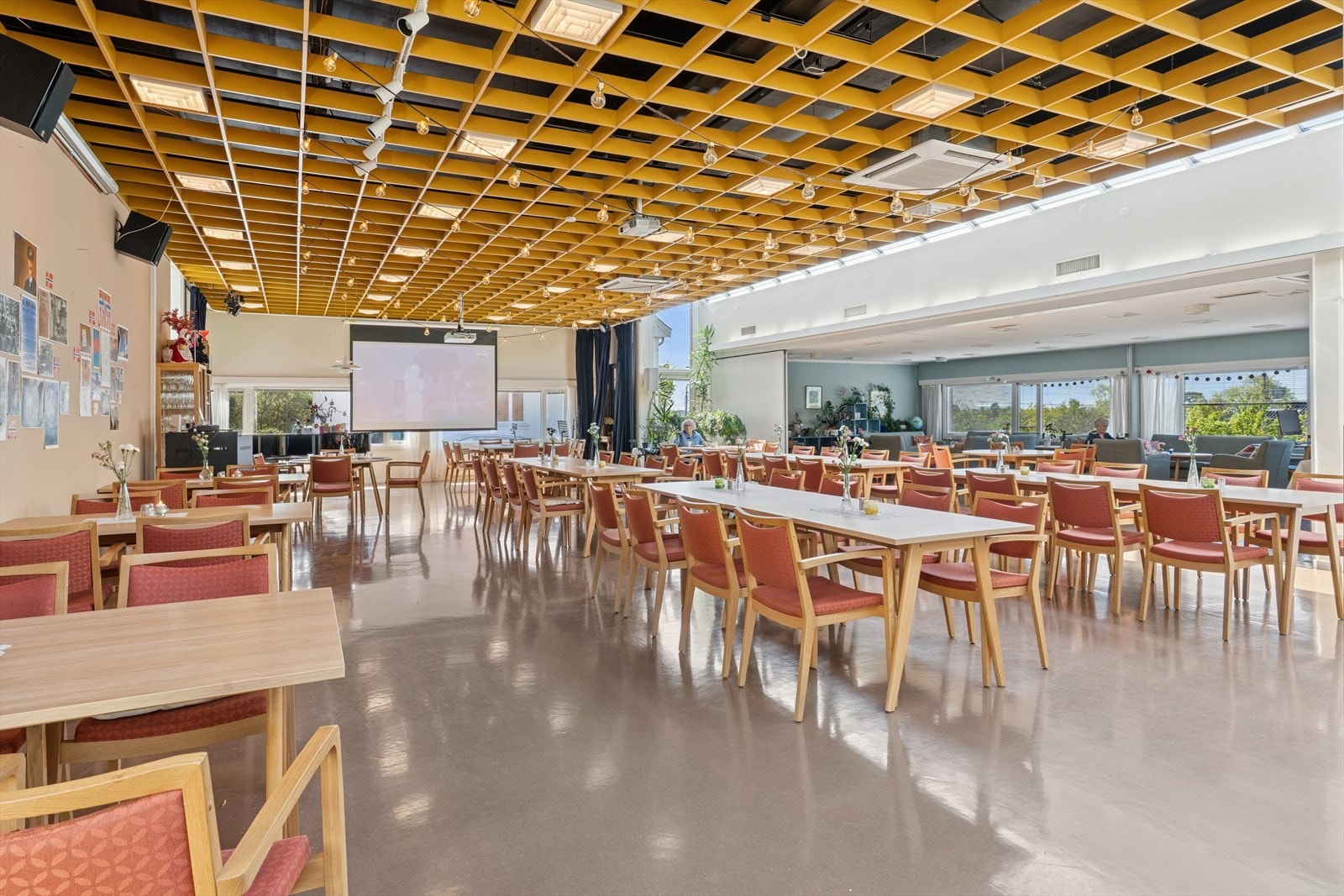 På Allsenteret er det bl.a. kafeteria, kultur- og aktivitetstilbud, frisør, naturterapi og en vakttjeneste. Galleribilde