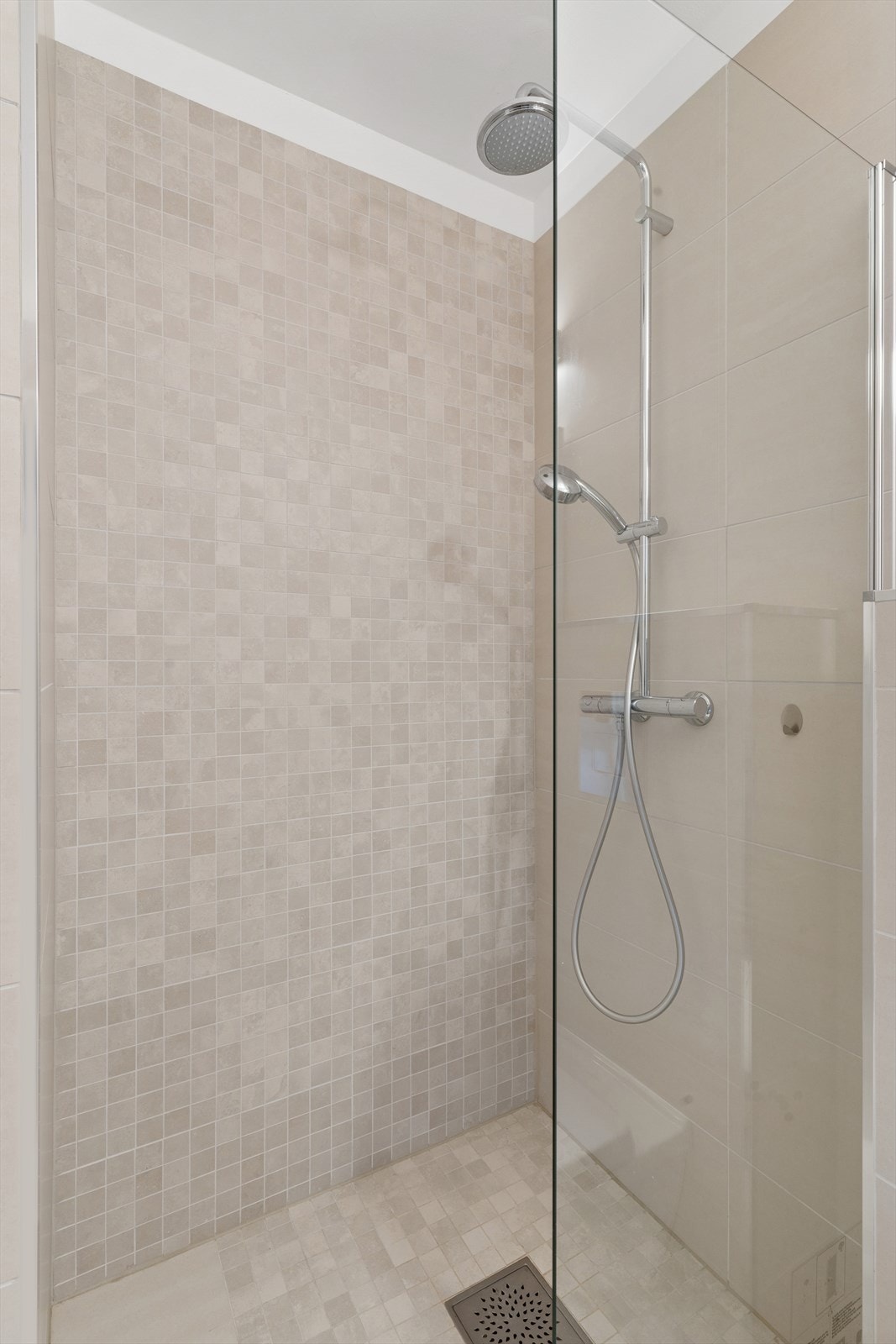 Pent og tidløst fargevalg. Dusj med mosaikkfliser. Galleribilde