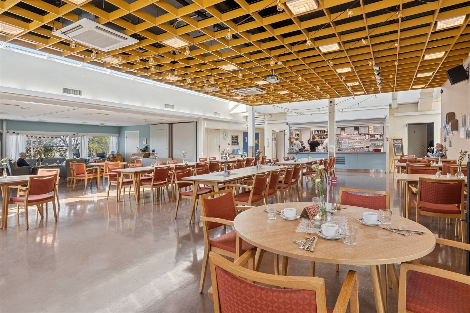 I kafeteriaen er er det kokk som lager varme måltider. Galleribilde