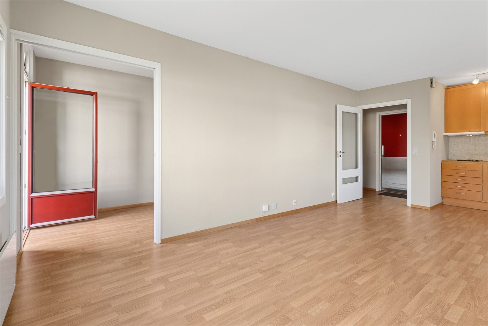 Plassbesparende skyvedør mellom soverom og stue. Galleribilde