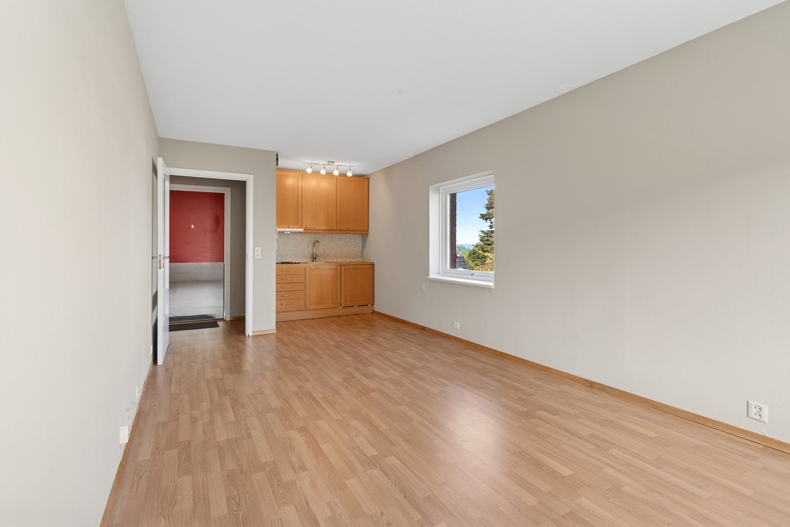 Gulv med laminat. Takhøyden i stuen er målt til 2,46 m. Galleribilde