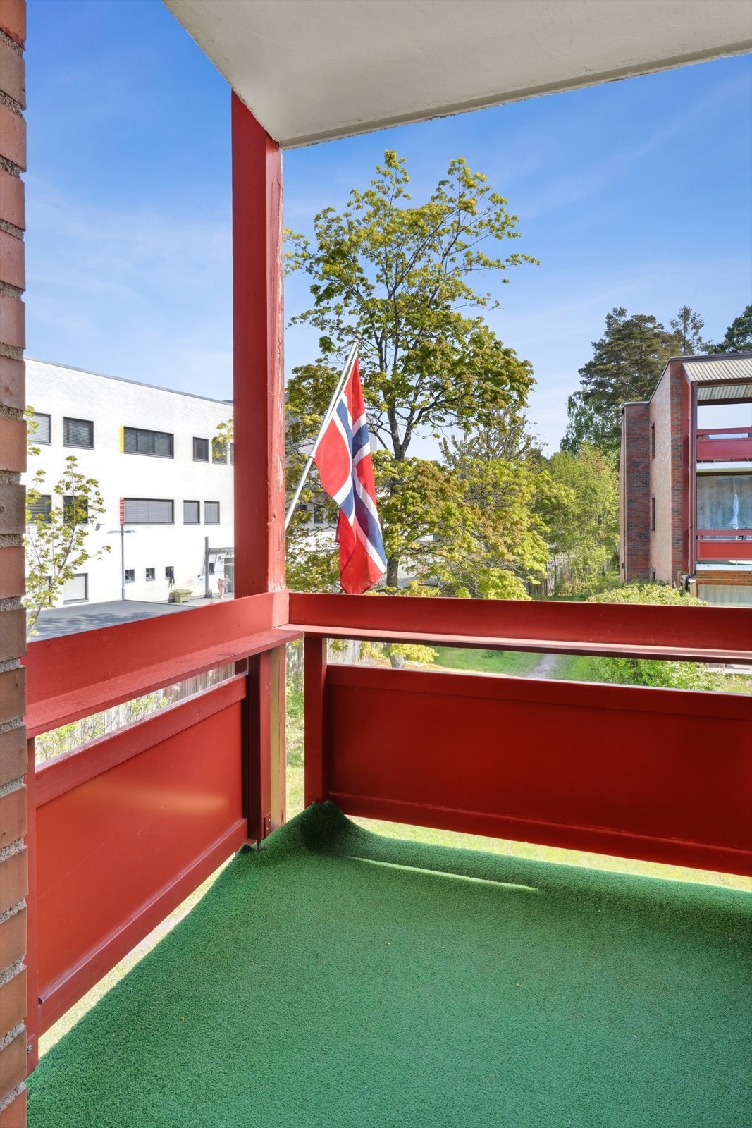 Nordøstvendt balkong med gode solforhold. Galleribilde