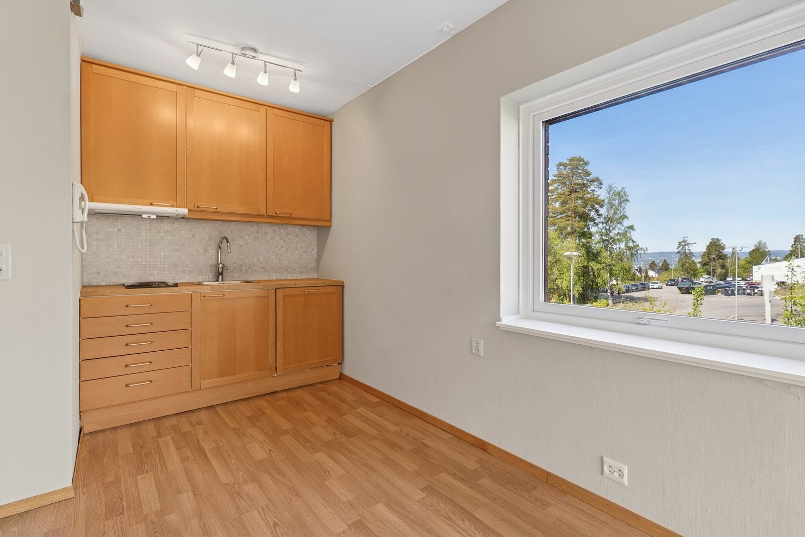 Kjøkken med integrert platetopp og kjøleskuff. Avtrekk over kokeplass. Komfyrvakt er montert. Galleribilde