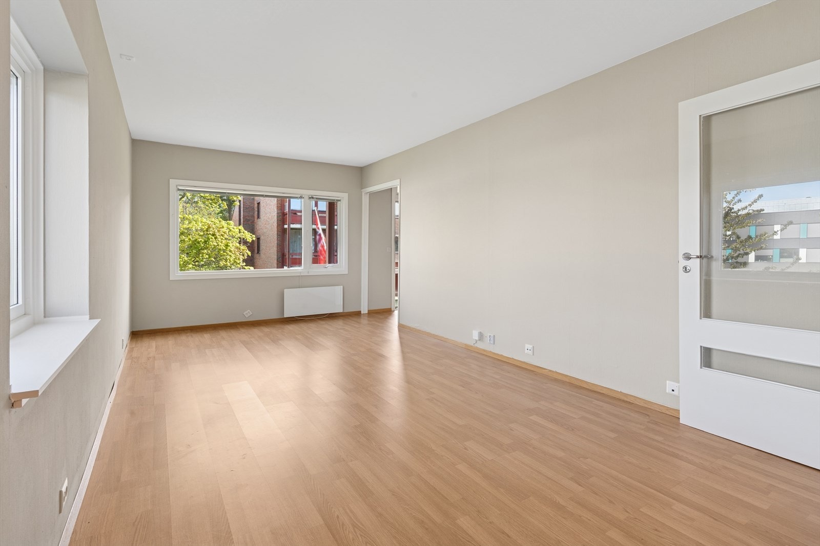 Stuen er meget romslig med flere gode møbleringsmuligheter. Galleribilde