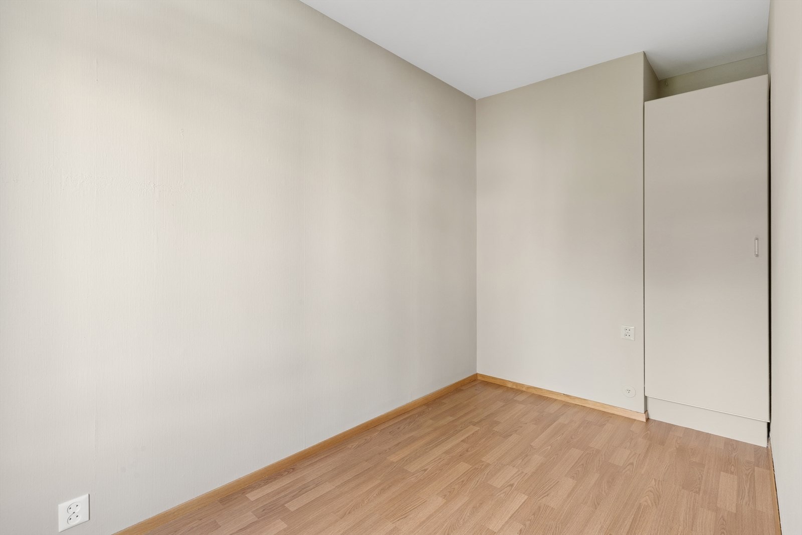 Soverom med garderobeskap. Galleribilde