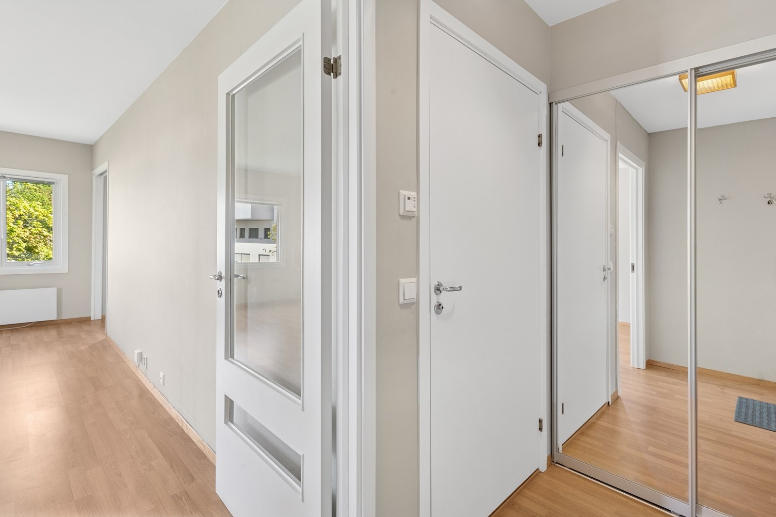 Entreen har oppbevaringsplass i skyvedørsgarderobe med speildører. Galleribilde