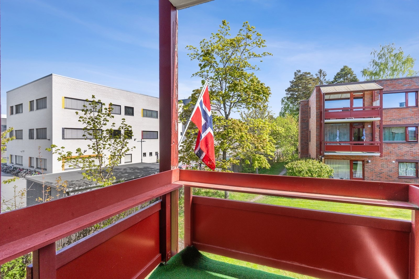 Balkongen er ca 3 kvm med plass til et bord og stoler. Galleribilde