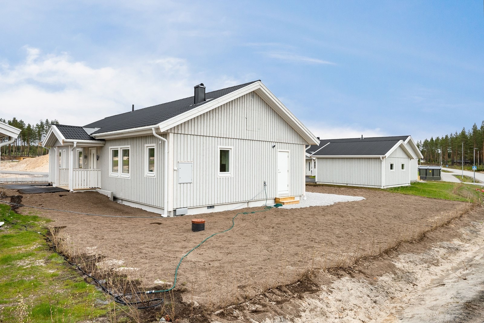 Fint og skjermet uteområde med adkomst fra både stue og et soverom. Galleribilde