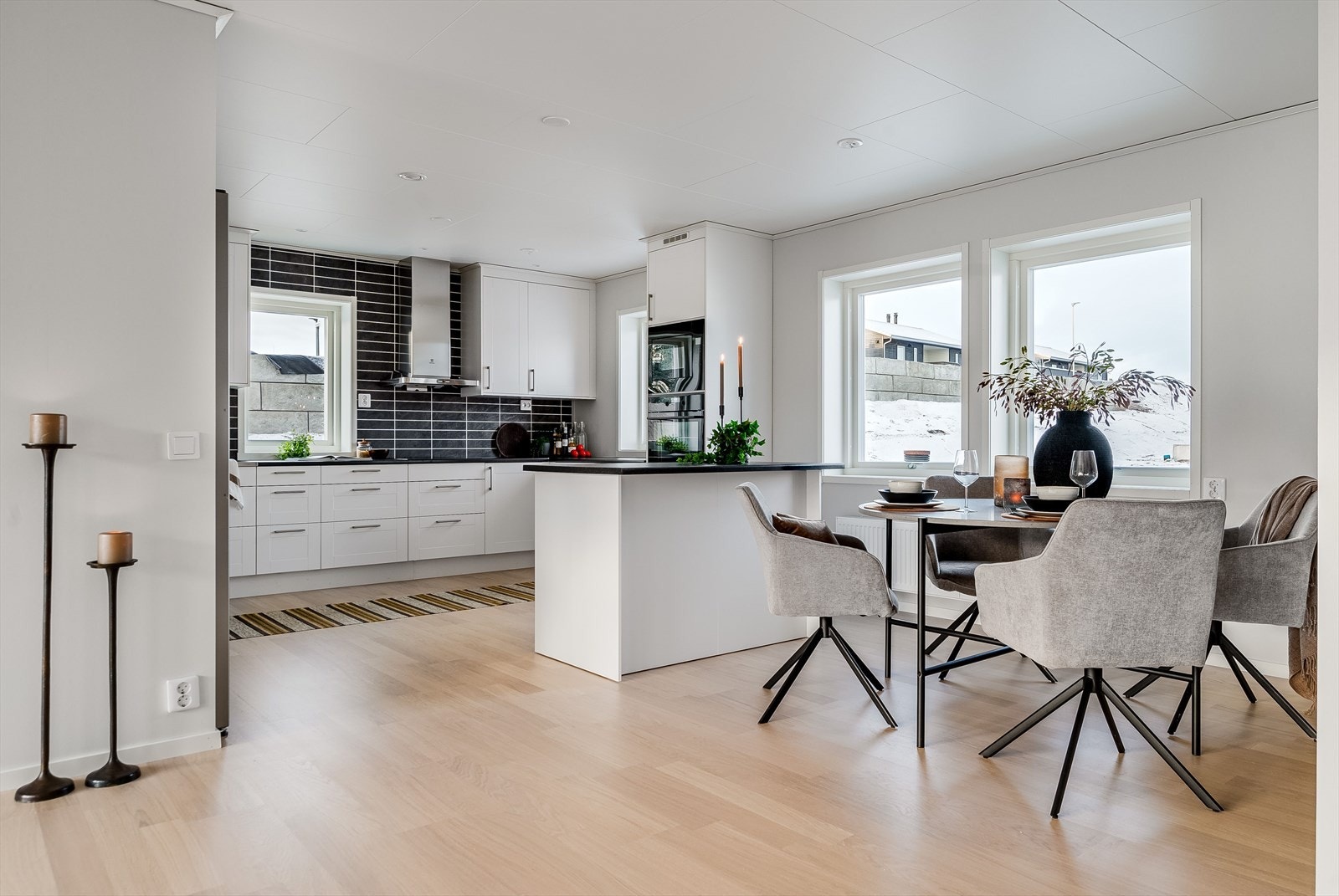 Lyst og pent kjøkken fra 2024 med fullt integrerte hvitevarer som medfølger salget. Galleribilde