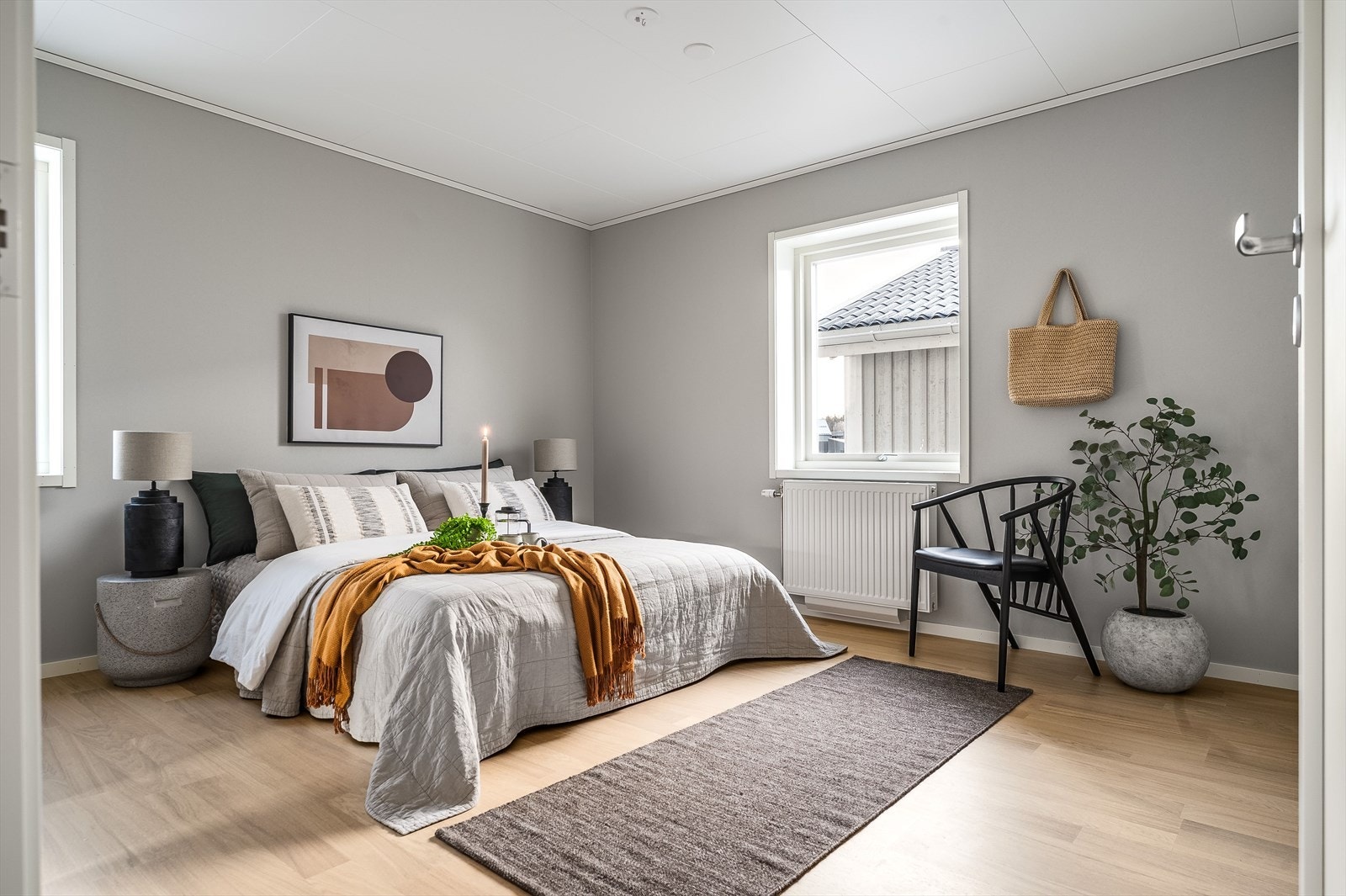 Boligens hovedsoverom er malt i lyse, fine farger og har god plass til dobbeltseng. Galleribilde