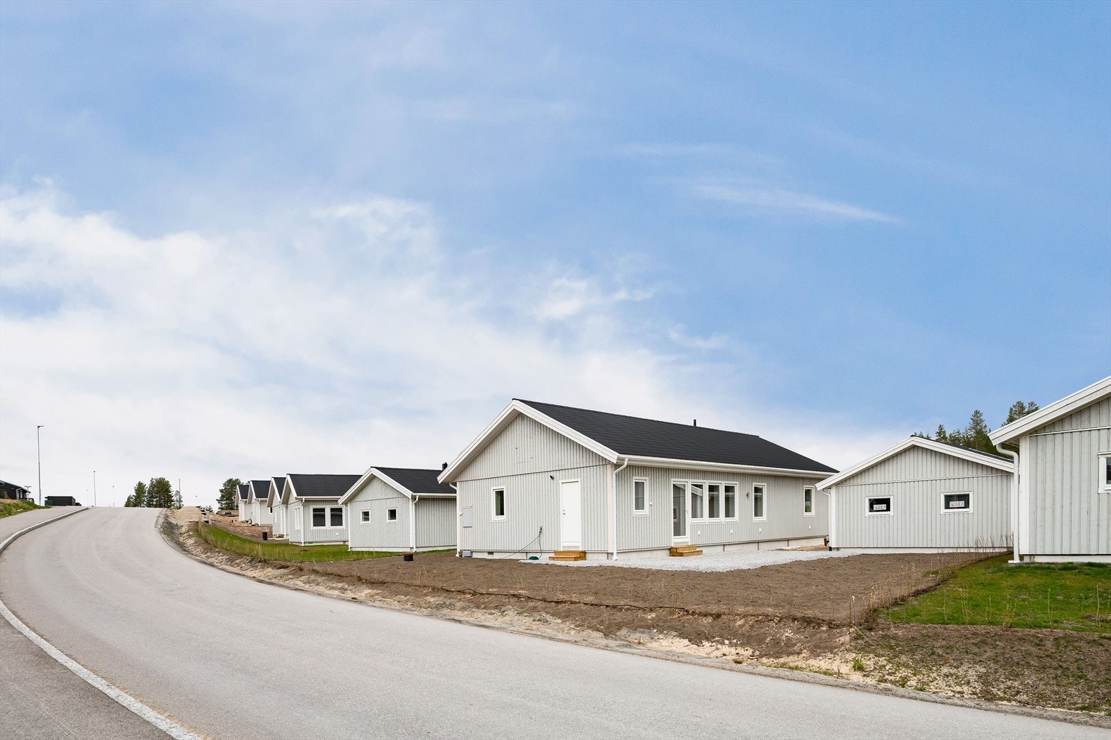 Her kan du flytte rett inn i en nyoppført og særs moderne enebolig med alt på en flate. Galleribilde