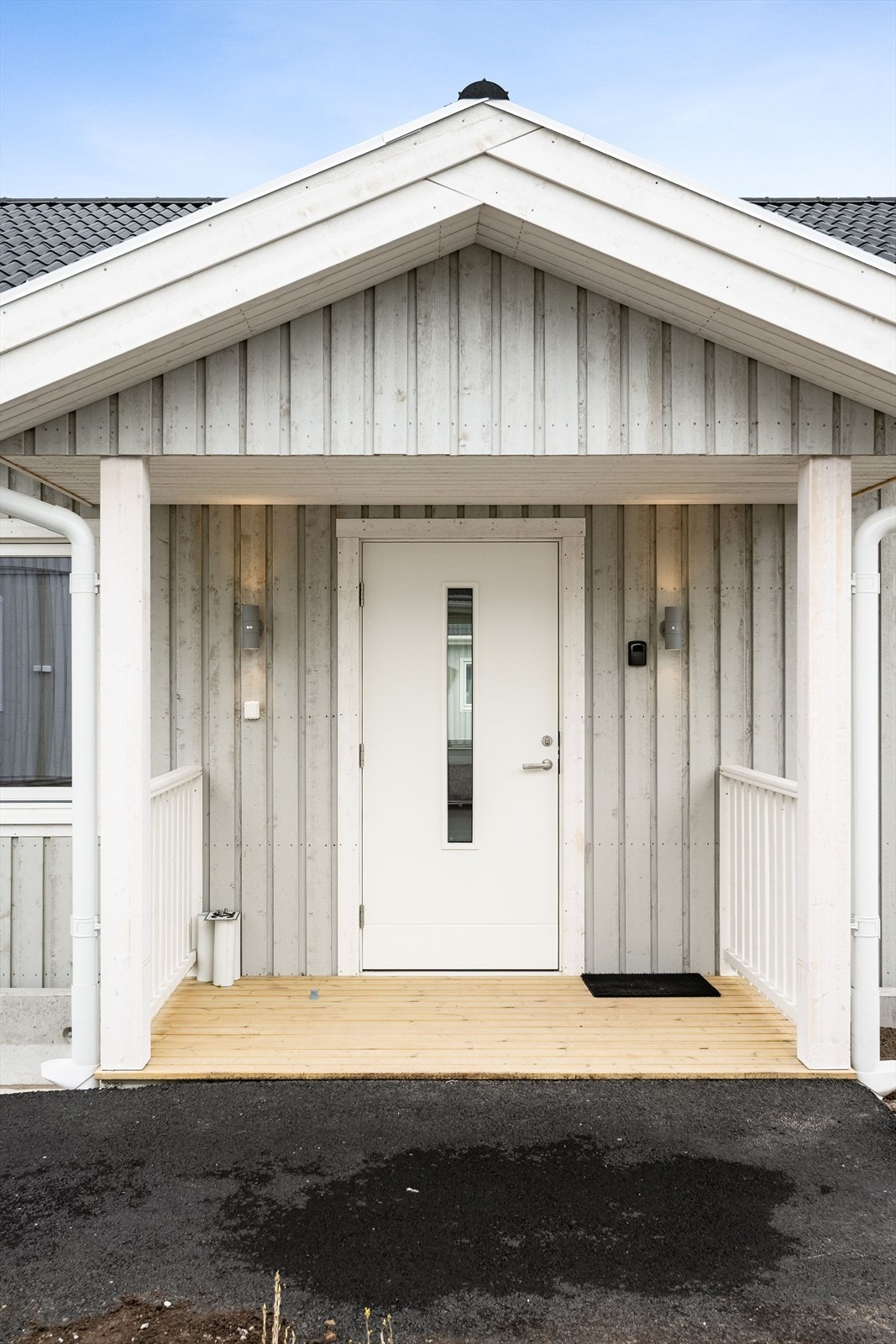 Du ønskes velkommen inn via et overbygget inngangsparti med en terrasseplatting på ca. 4 kvm. Galleribilde