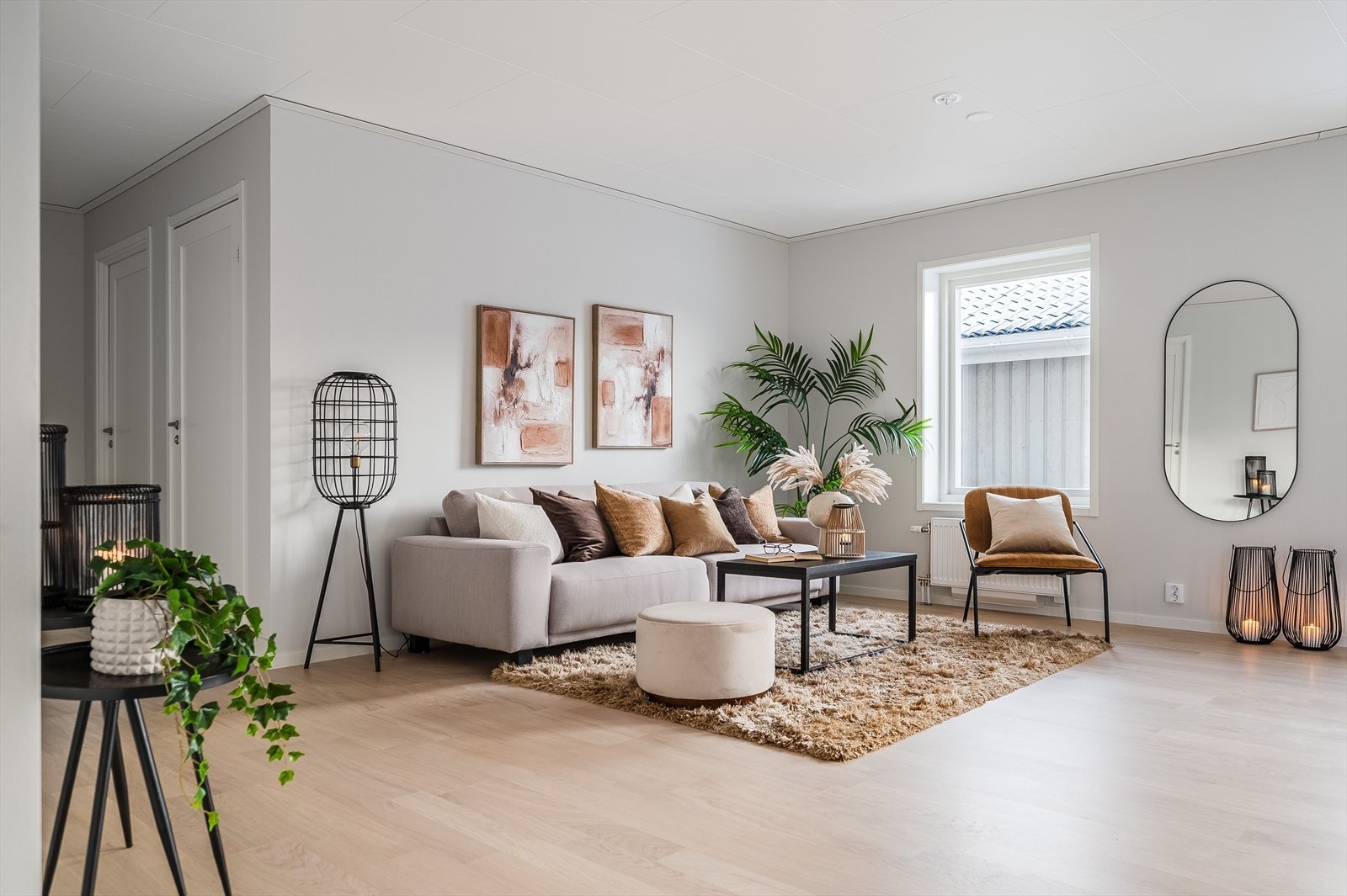 Stor og lys stue med god plass til sofagruppe. Galleribilde