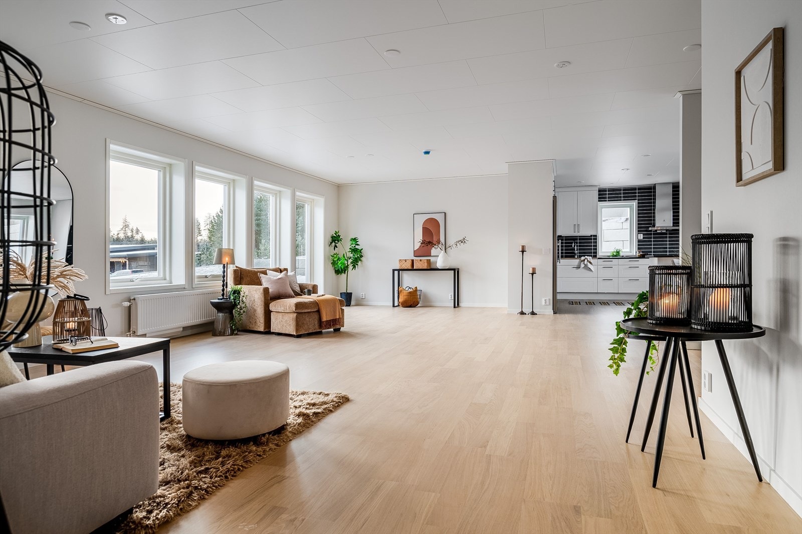 Praktisk planløsning med åpen løsning til kjøkken og spisestue. Galleribilde