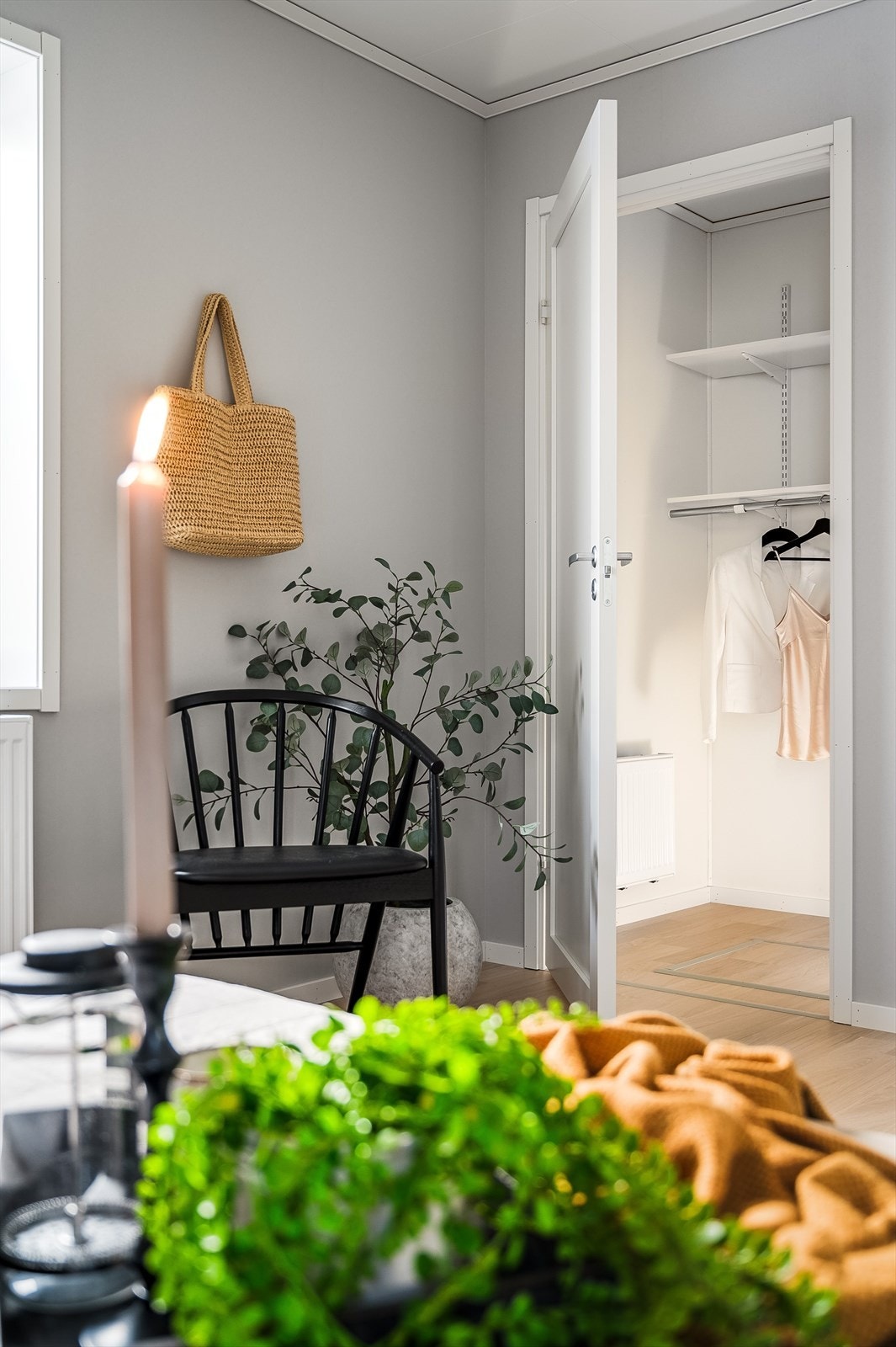 Fra hovedsoverommet er det adkomst til et praktisk walk-in closet. Galleribilde