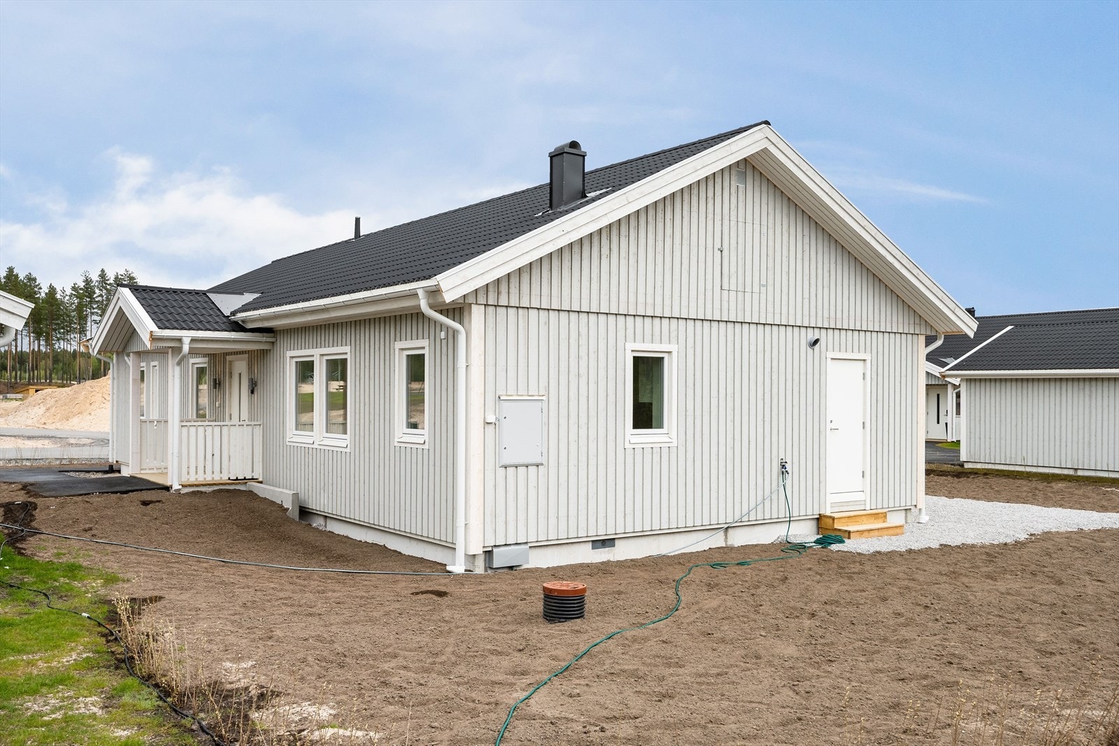 Eiendommen ligger i et relativt nytt og populært boligområde, med kort vei til barnehage, barneskole og dagligvare. Galleribilde