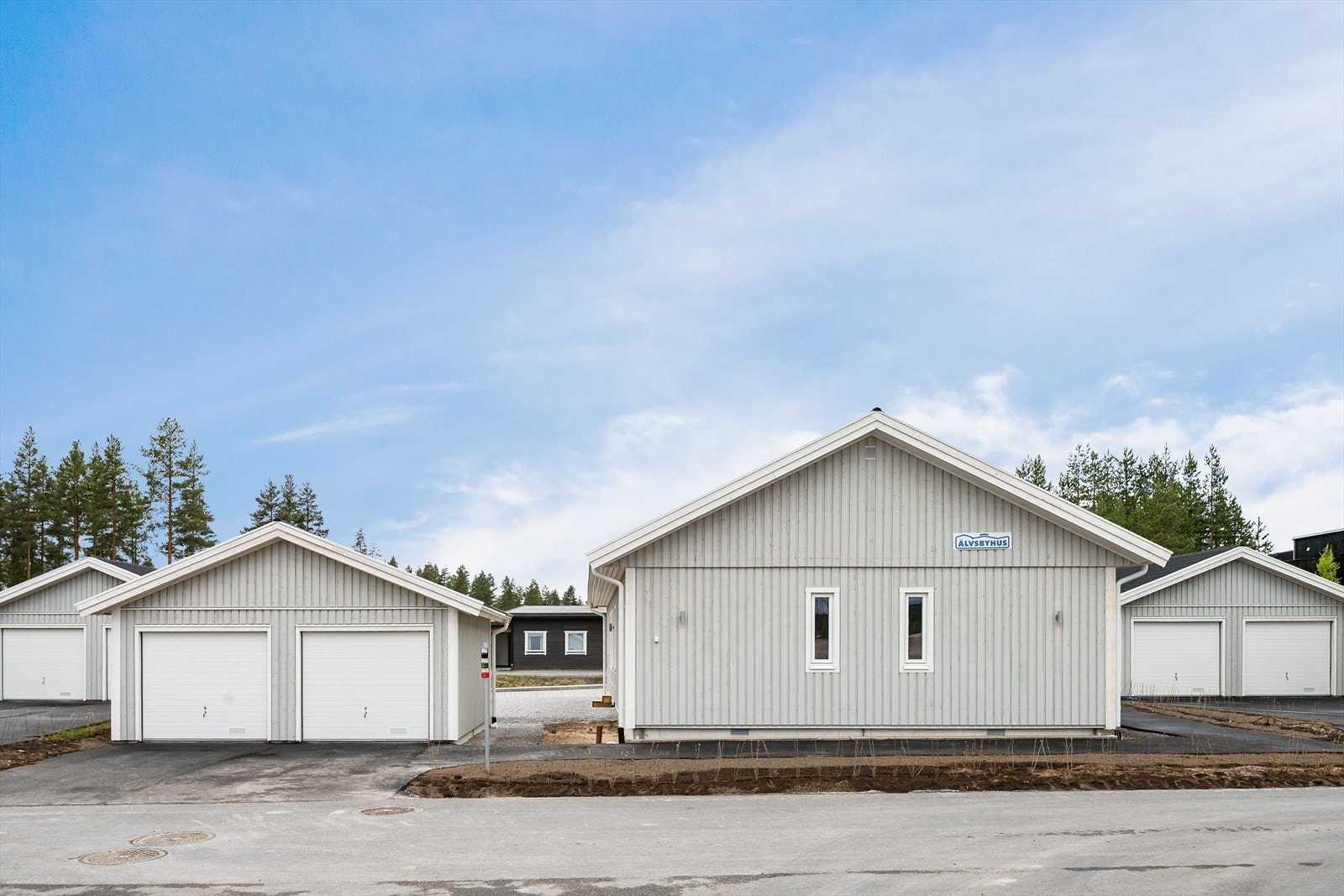 Det er også en dobbeltgarasje på ca. 36 kvm på eiendommen. Galleribilde