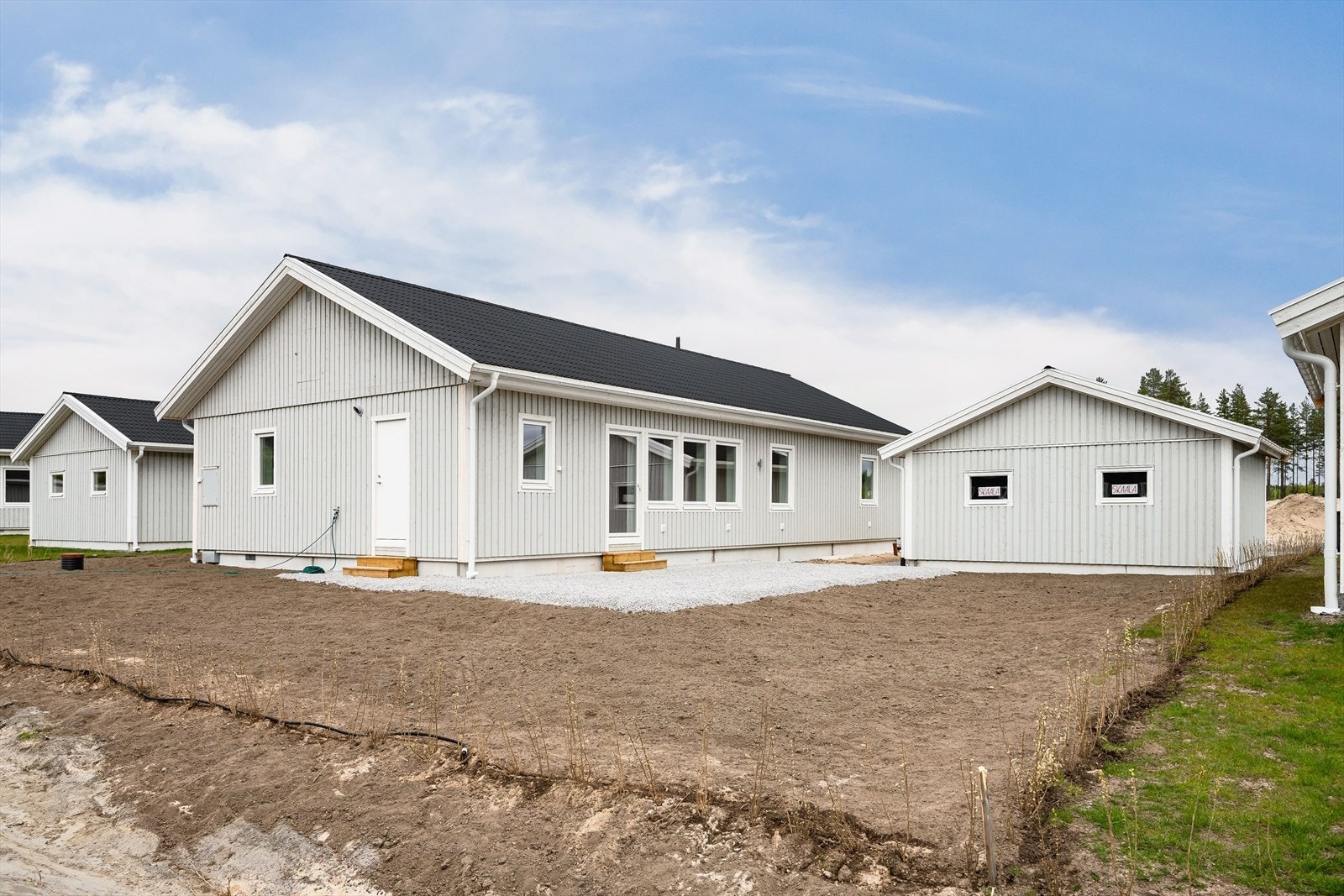 Fra stuen er det adkomst ut til en solrik hage, med flere muligheter til utnyttelse. Det vil bli anlagt plen i hagen. Galleribilde