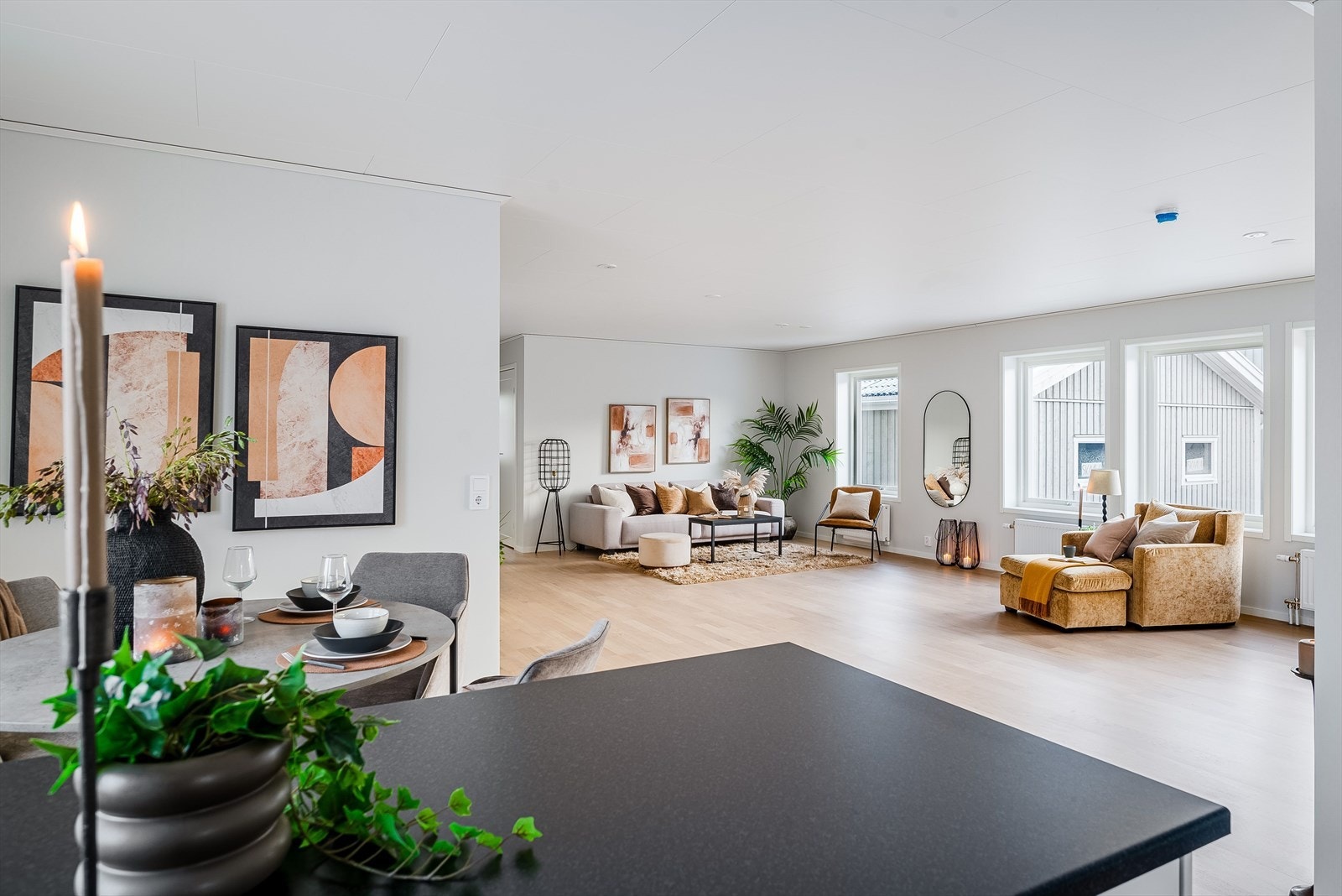 Ved kjøkkenet er det plass til en romslig spisegruppe, for mange hyggelige måltider. Galleribilde