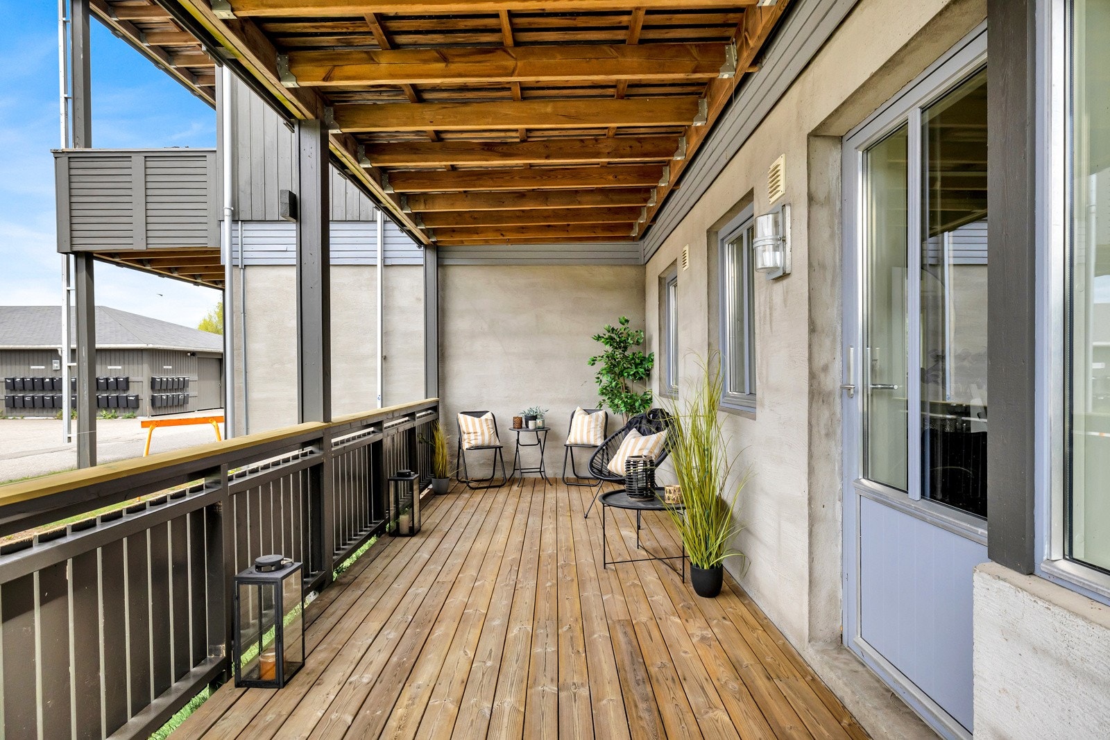 Terrassedøren fører ut til en stor vestvendt terrasse på ca. 16 kvm, hvor man kan nyte late dager og sene kvelder i hyggelige omgivelser. Galleribilde