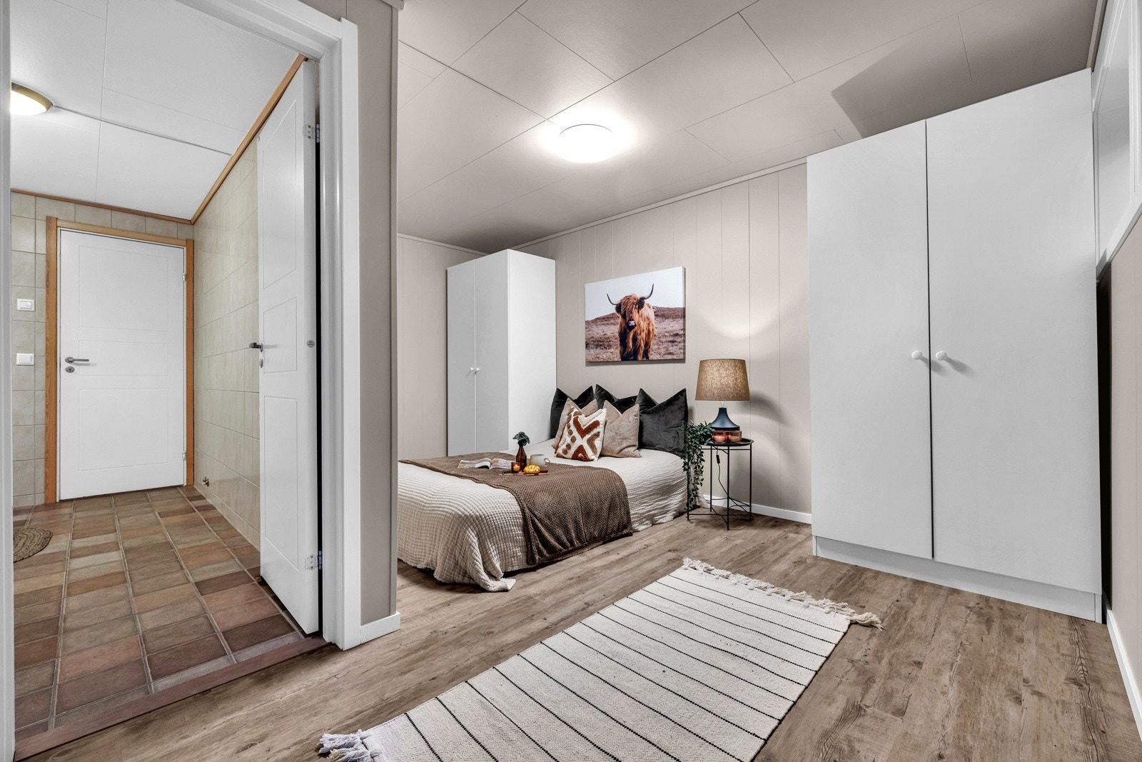 Stort og innbydende hovedsoverom, med god plass til dobbeltseng og skapinnredning Galleribilde