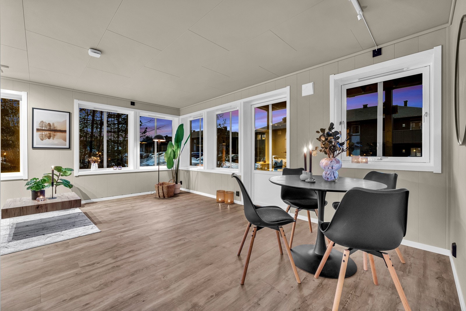 Velkommen til Skogmosletta 7, leilighet 1! Lys og innbydende 3-roms hjørneleilighet med en meget god beliggenhet på attraktive Skogmo, rett utenfor sentrum av Jessheim! Galleribilde