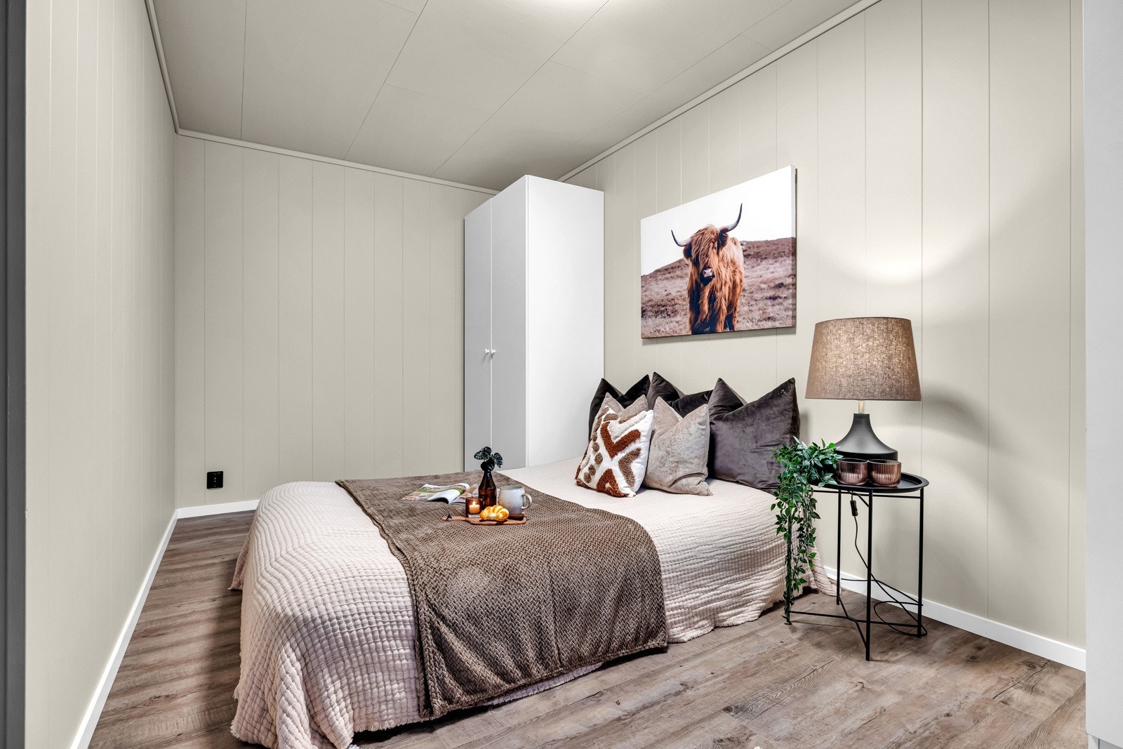 Stort og innbydende hovedsoverom, med god plass til dobbeltseng og skapinnredning Galleribilde