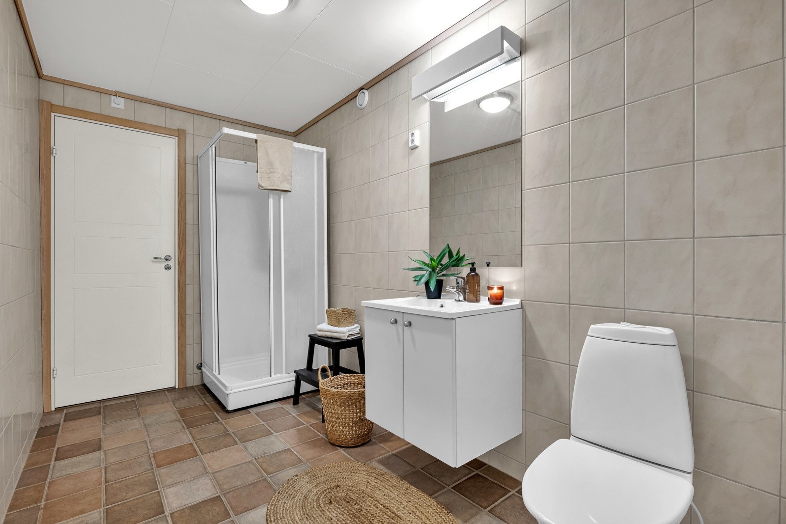 Pent bad fra 2007, med flislagte overflater og varmekabler i gulv. Galleribilde