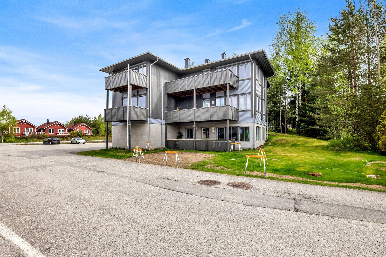 Det medfølger 1 parkering i carport som leiligheten disponerer Galleribilde