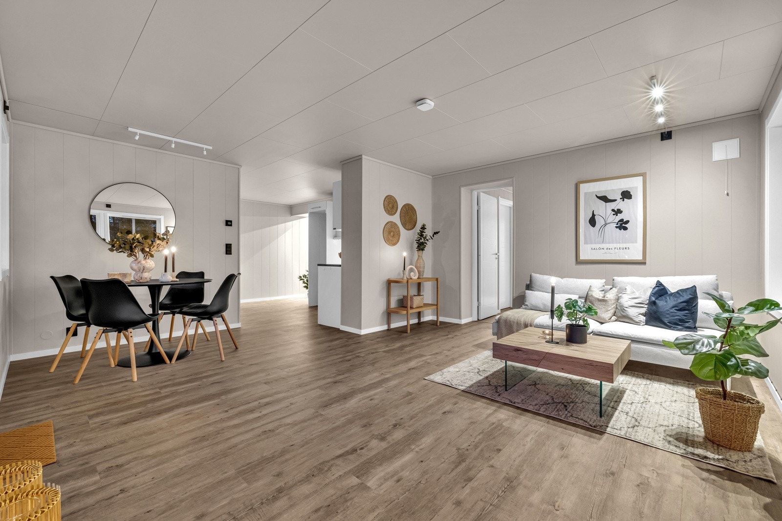 Fin avsatt plass til å sette inn et spisebord i nærhet til kjøkkenet Galleribilde