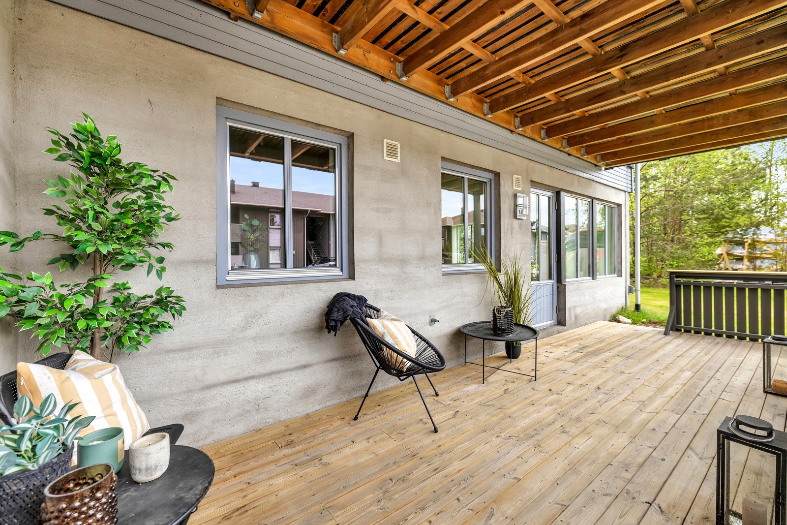 Terrassedøren fører ut til en stor vestvendt terrasse på ca. 16 kvm, hvor man kan nyte late dager og sene kvelder i hyggelige omgivelser. Galleribilde
