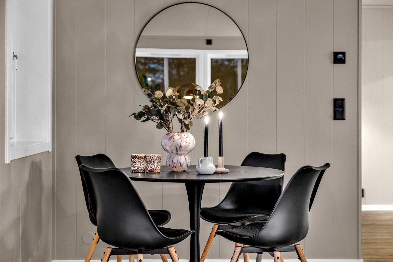 Fin avsatt plass til å sette inn et spisebord, hvor hyggelige middager kan tilbringes Galleribilde