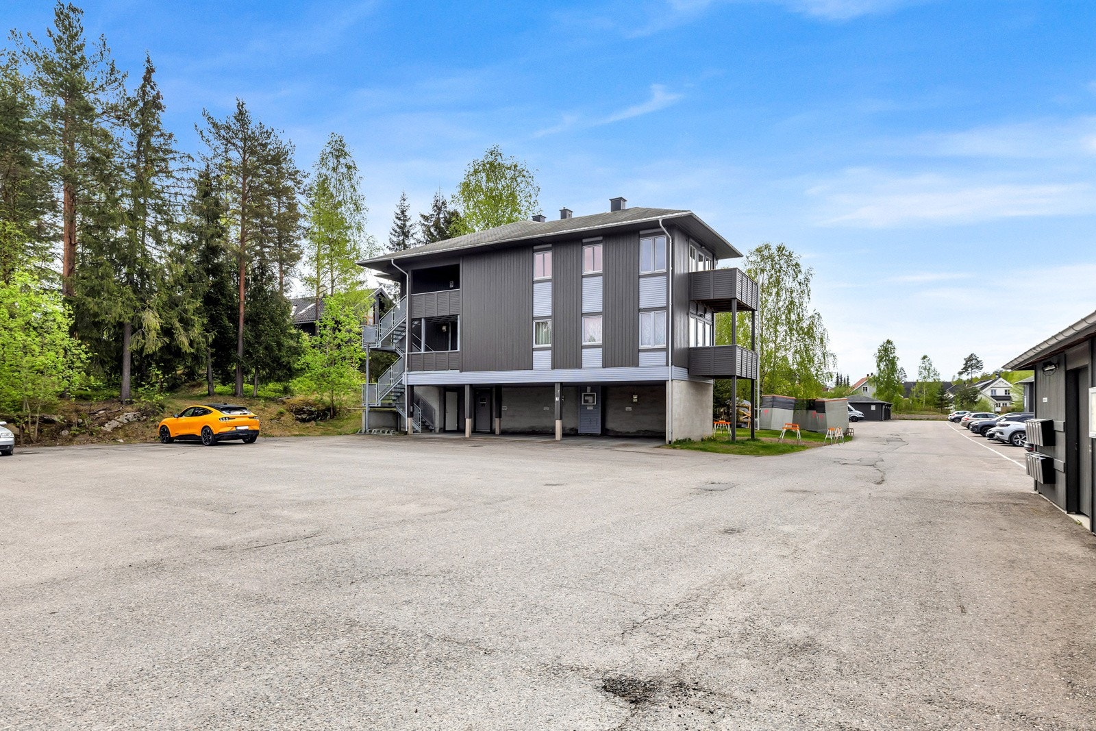 Leiligheten er beliggende i barnevennlige omgivelser med flott turterreng rett i nærheten. Gangavstand med direkte gangvei inn til sentrum hvor det blant annet er nytt kjøpesenter, restauranter og kulturhus m.m. Galleribilde