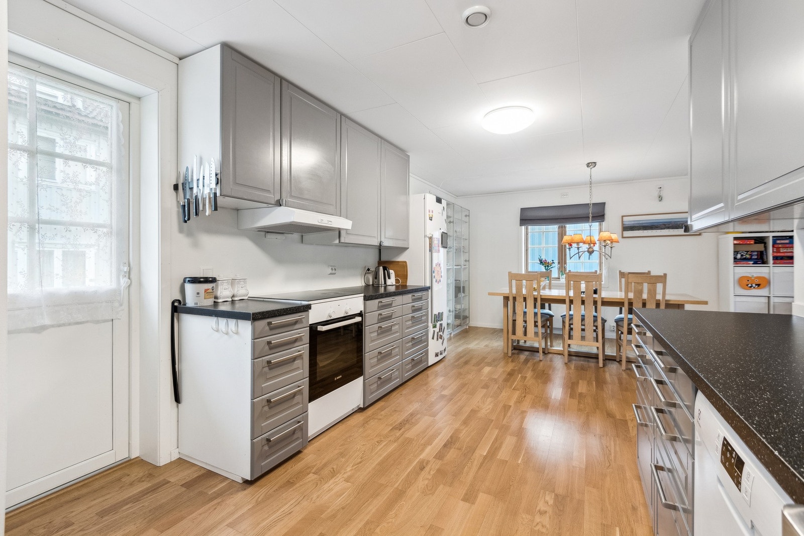 Kjøkkenet har godt med skap og benkeplass. Galleribilde