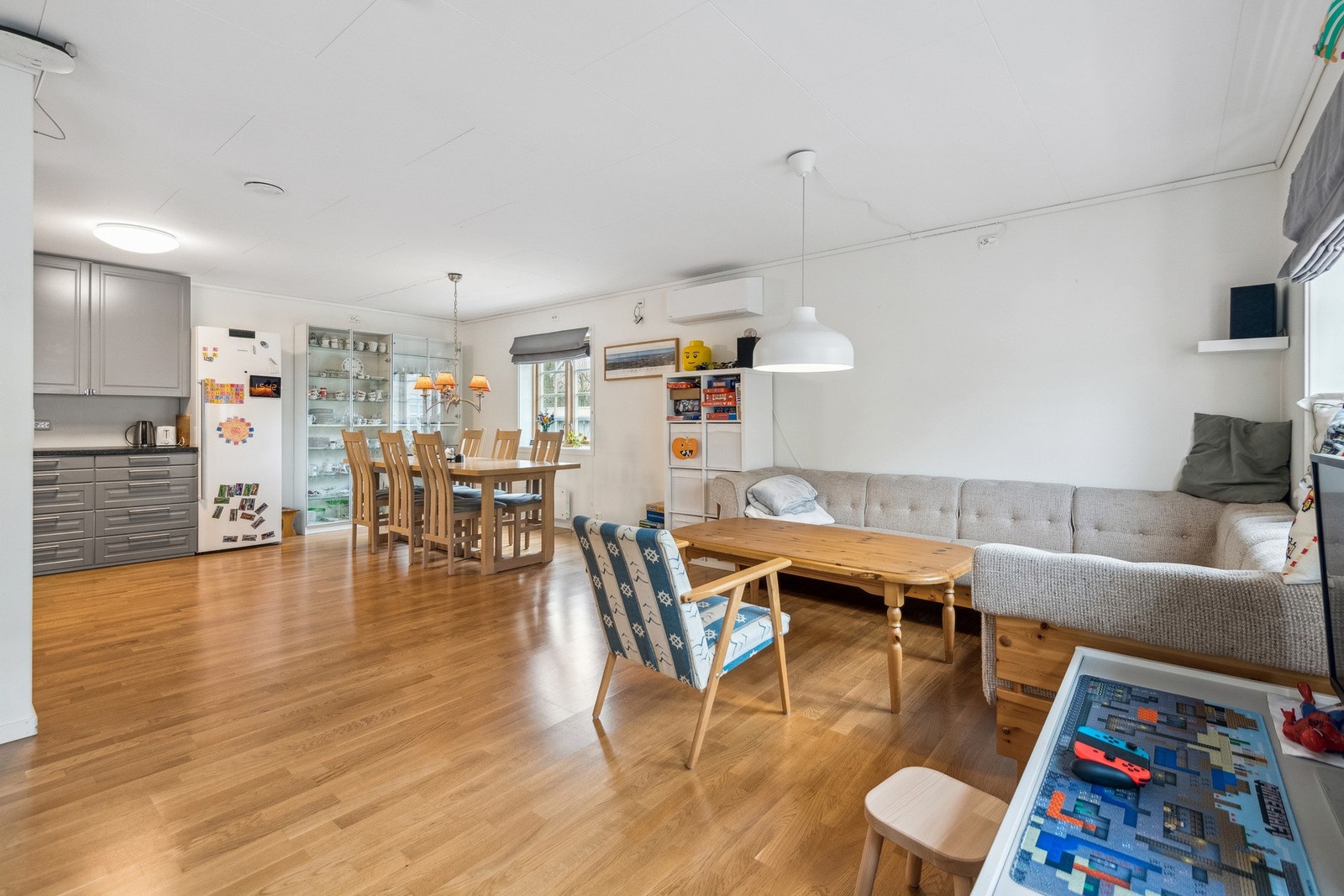 Stuen varmes opp med en luft til luft varmepumpe. Galleribilde